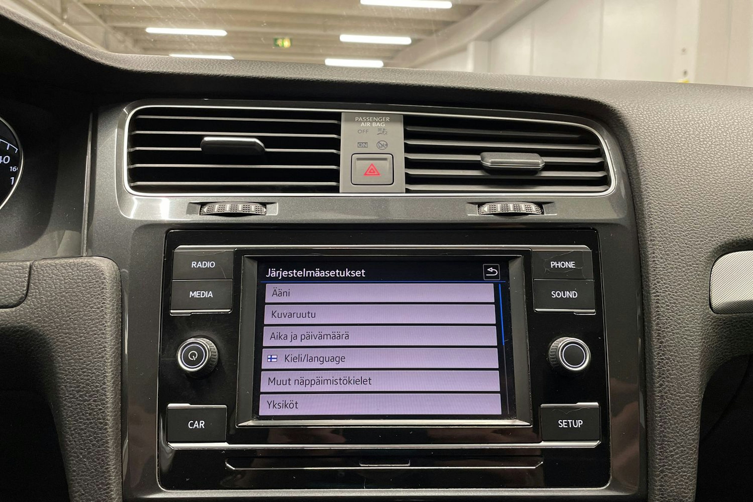 valkoinen Volkswagen Golf 2019 kuva 17.