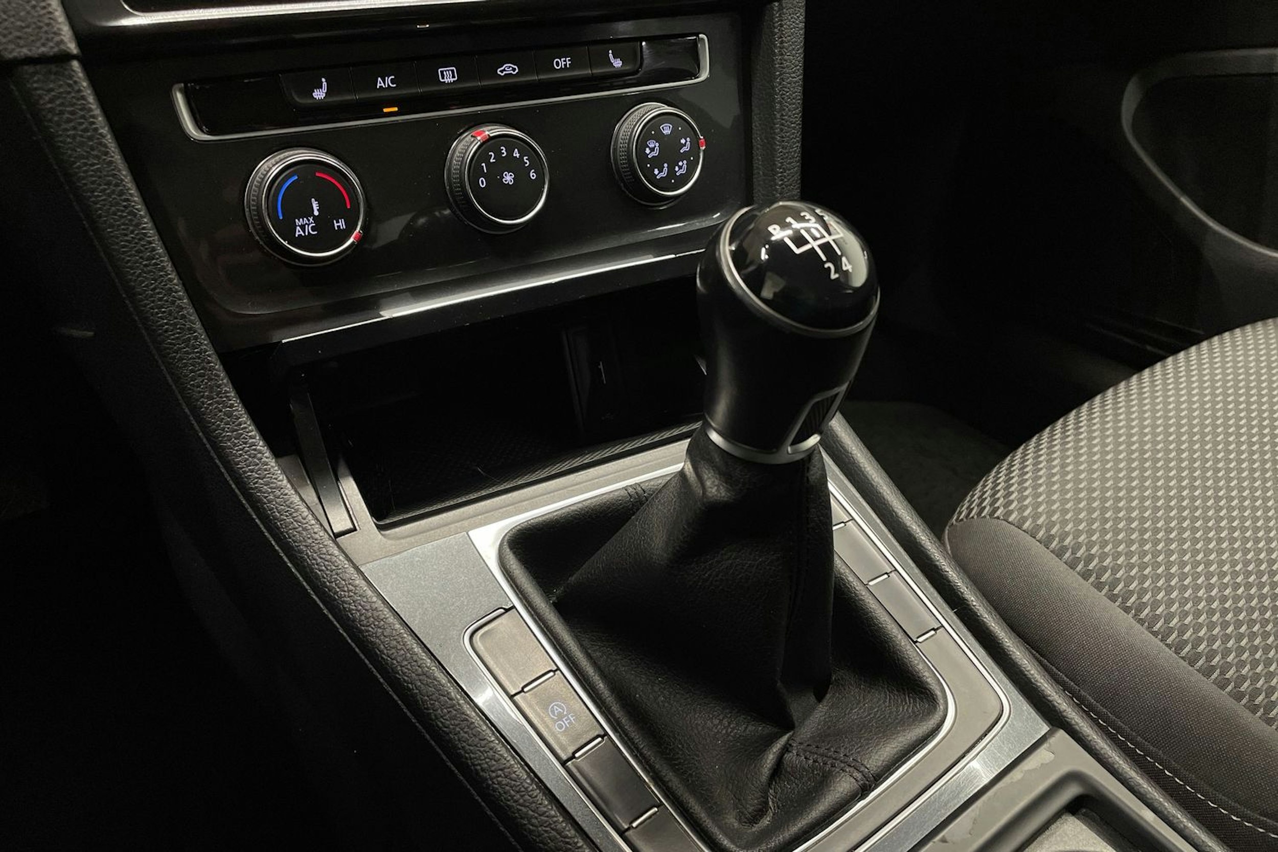 valkoinen Volkswagen Golf 2019 kuva 19.