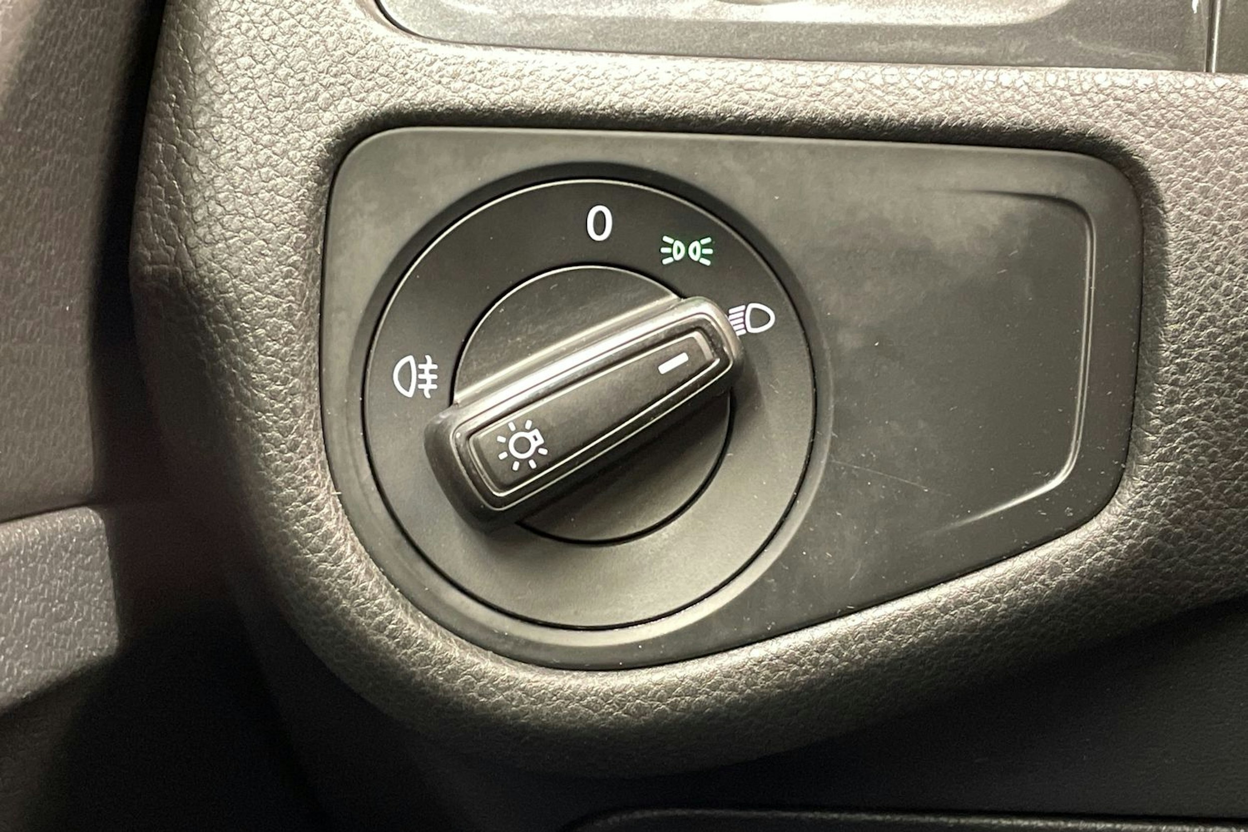 valkoinen Volkswagen Golf 2019 kuva 20.