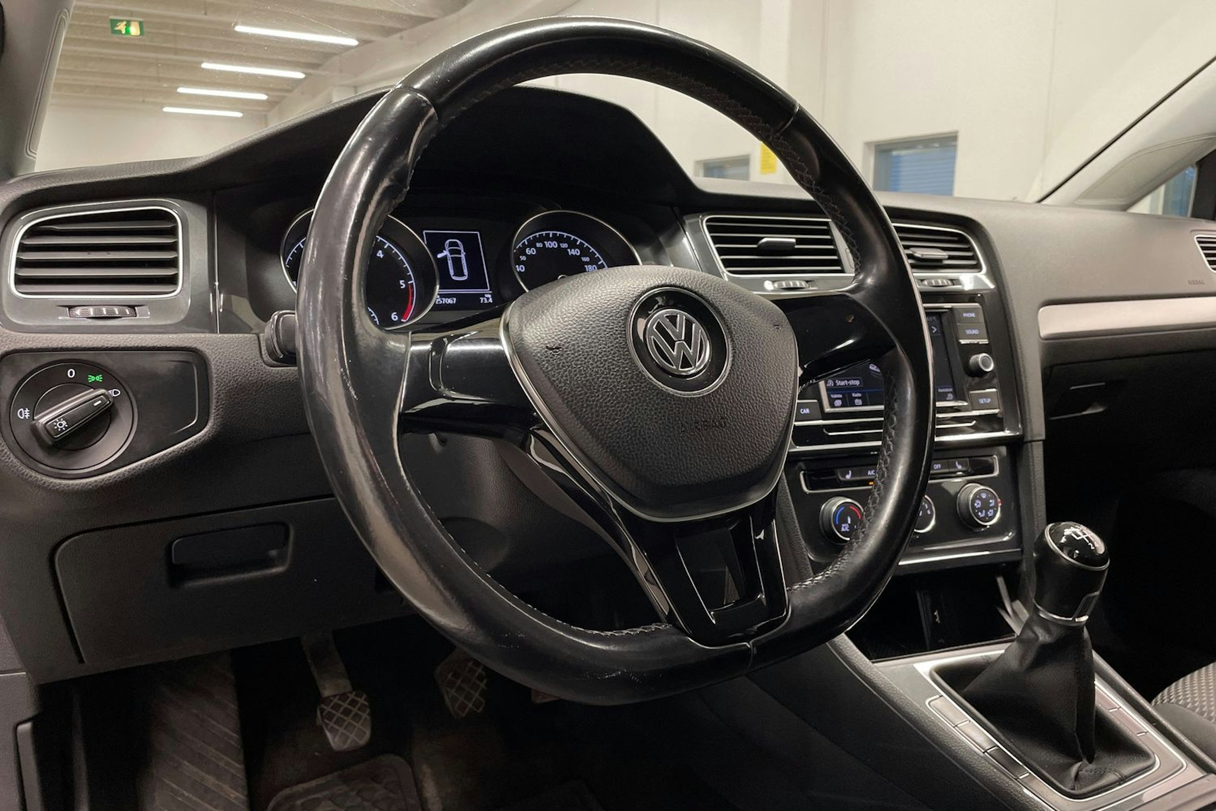 valkoinen Volkswagen Golf 2019 kuva 21.