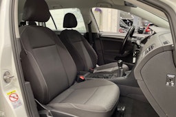 valkoinen Volkswagen Golf 2019 kuva 22.