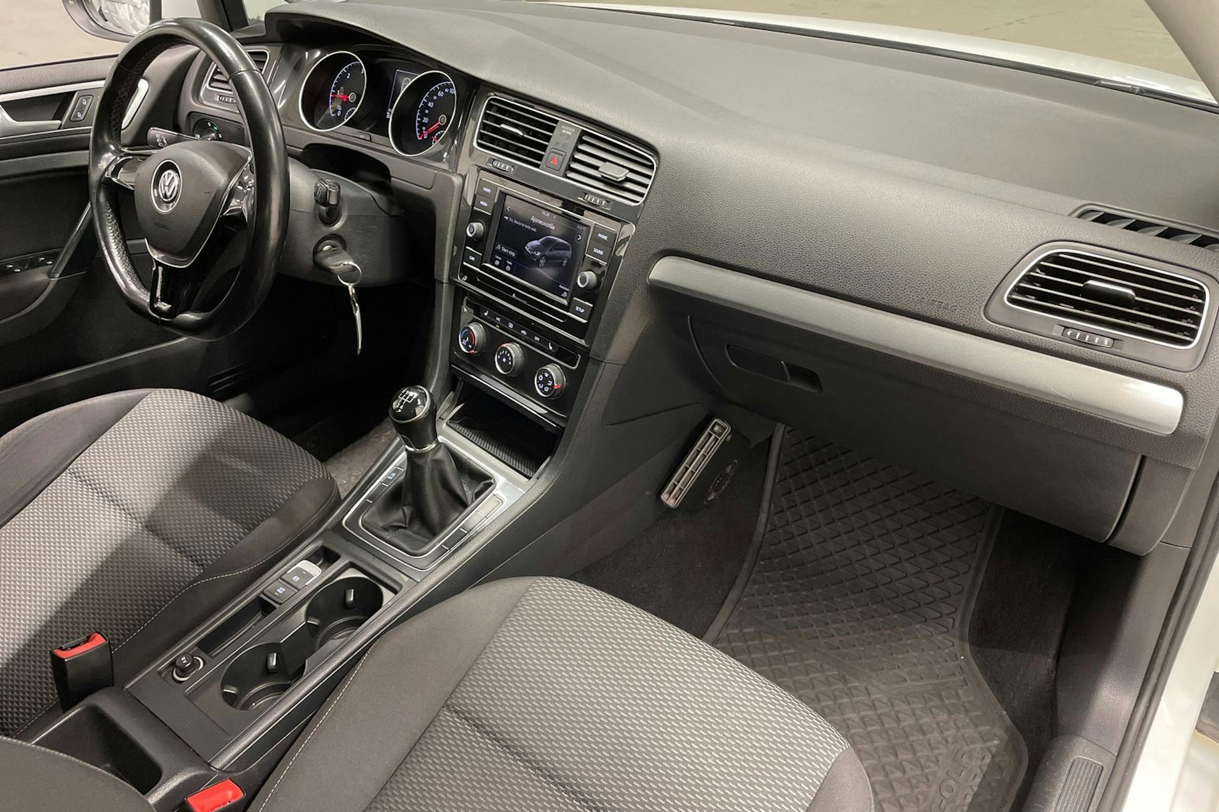 valkoinen Volkswagen Golf 2019 kuva 23.