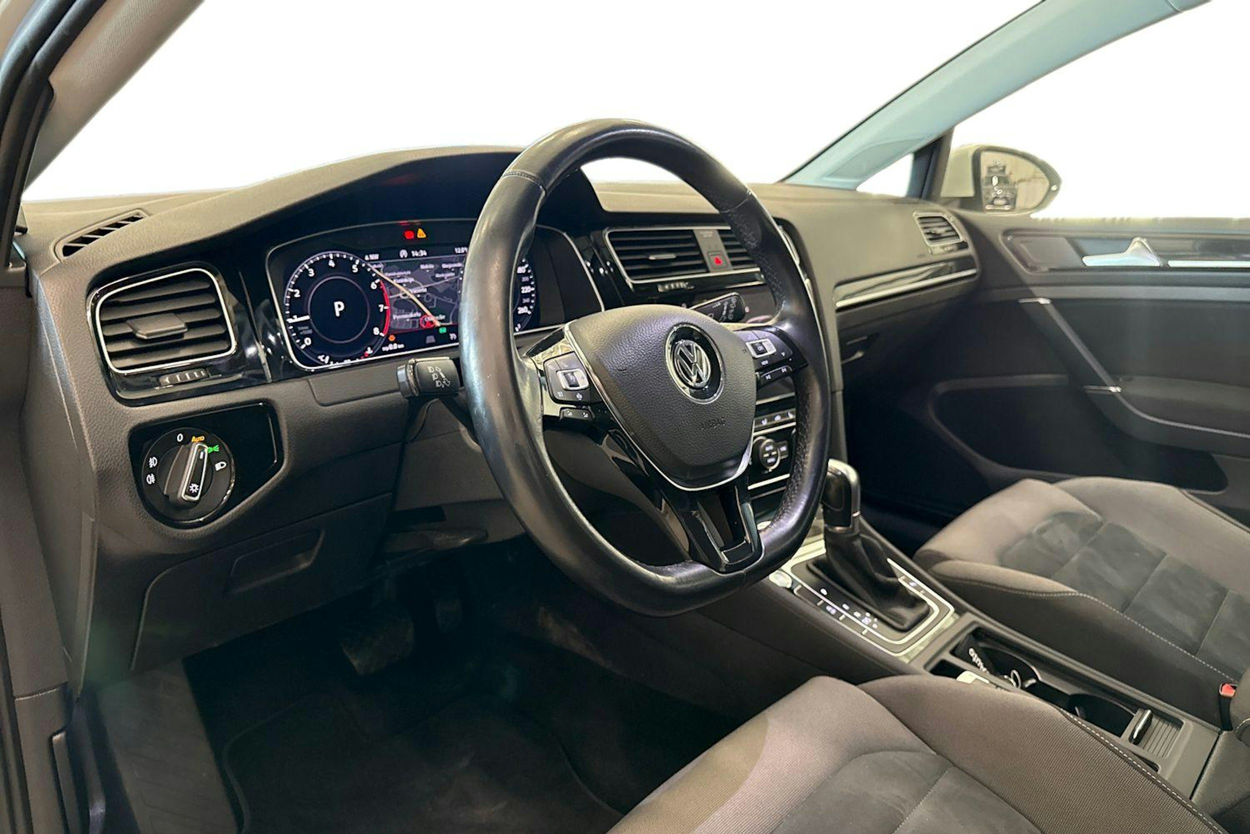 valkoinen Volkswagen Golf 2019 kuva 6.