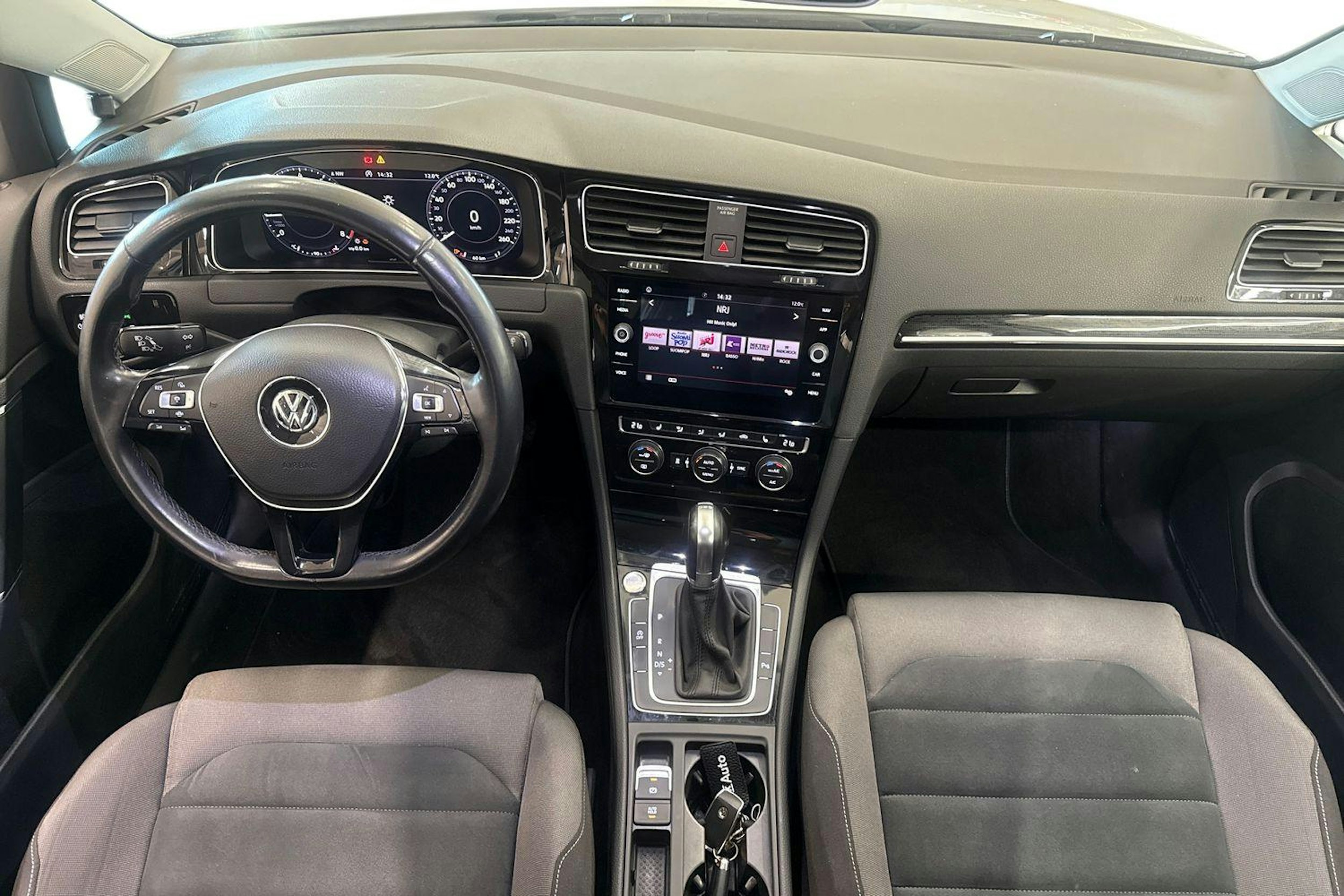 valkoinen Volkswagen Golf 2019 kuva 7.