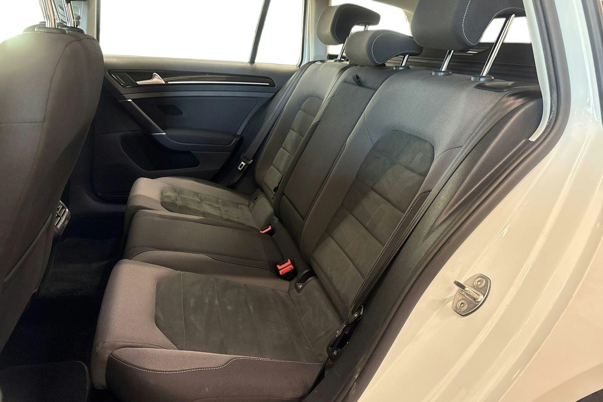 valkoinen Volkswagen Golf 2019 kuva 8.