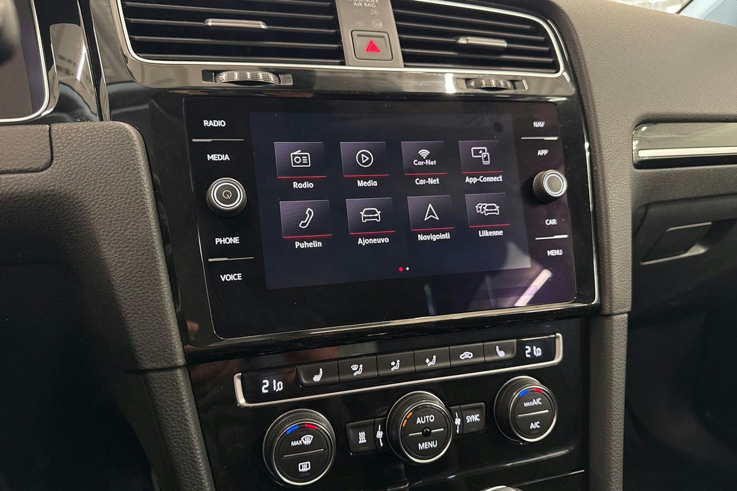 valkoinen Volkswagen Golf 2019 kuva 17.