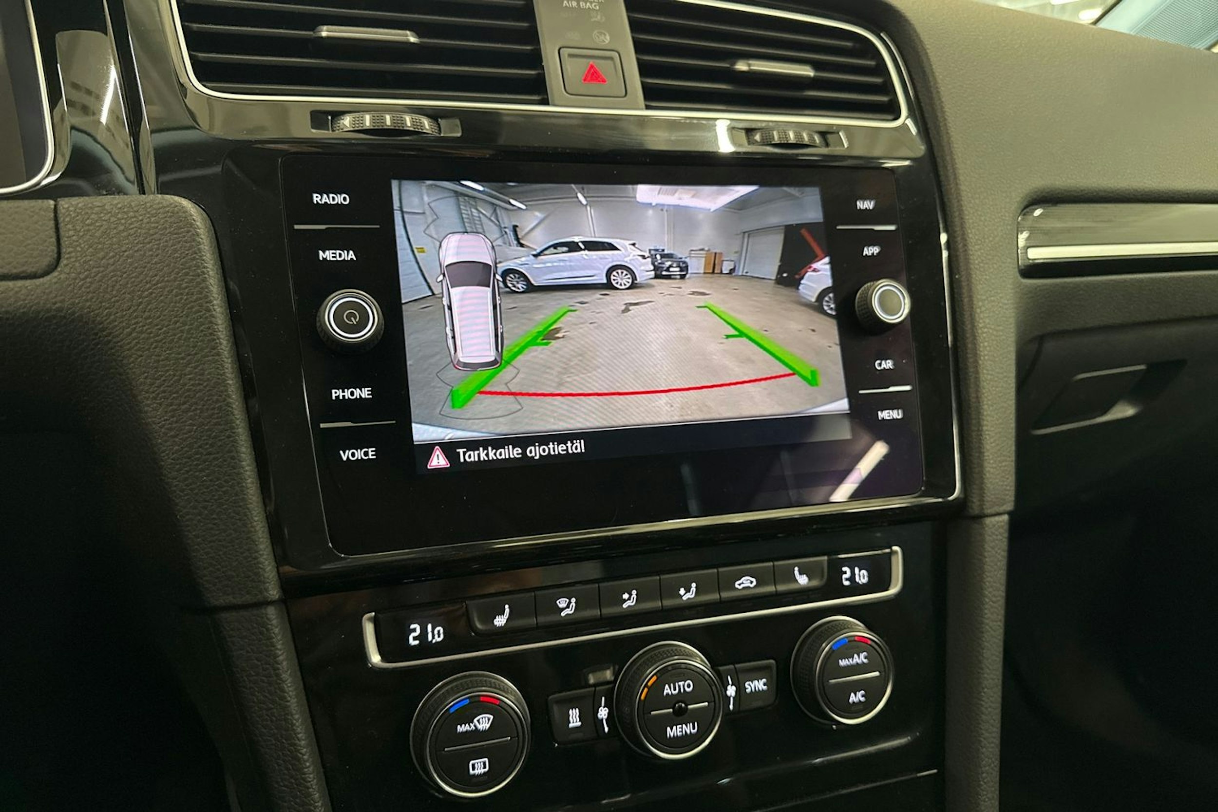 valkoinen Volkswagen Golf 2019 kuva 18.