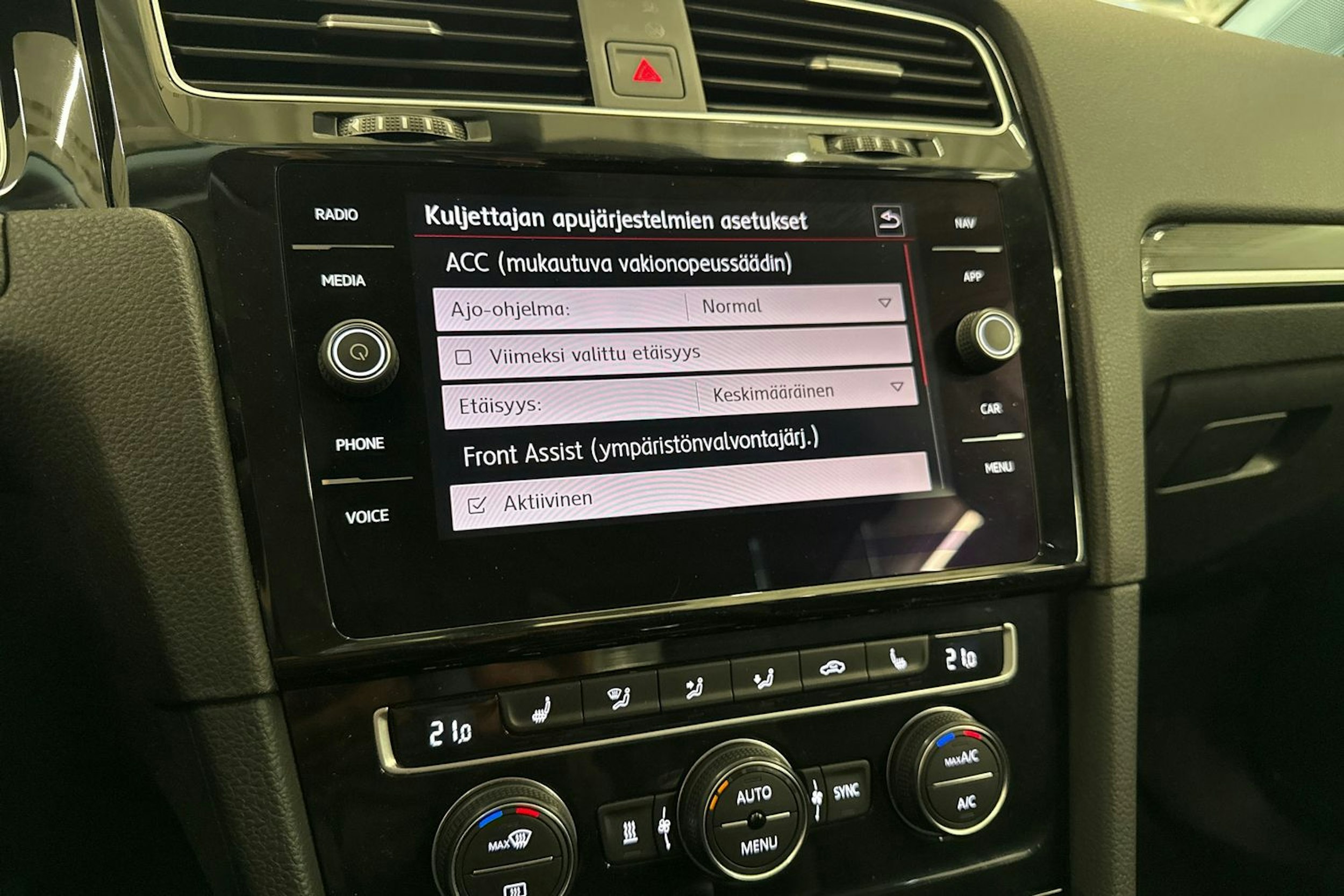 valkoinen Volkswagen Golf 2019 kuva 20.