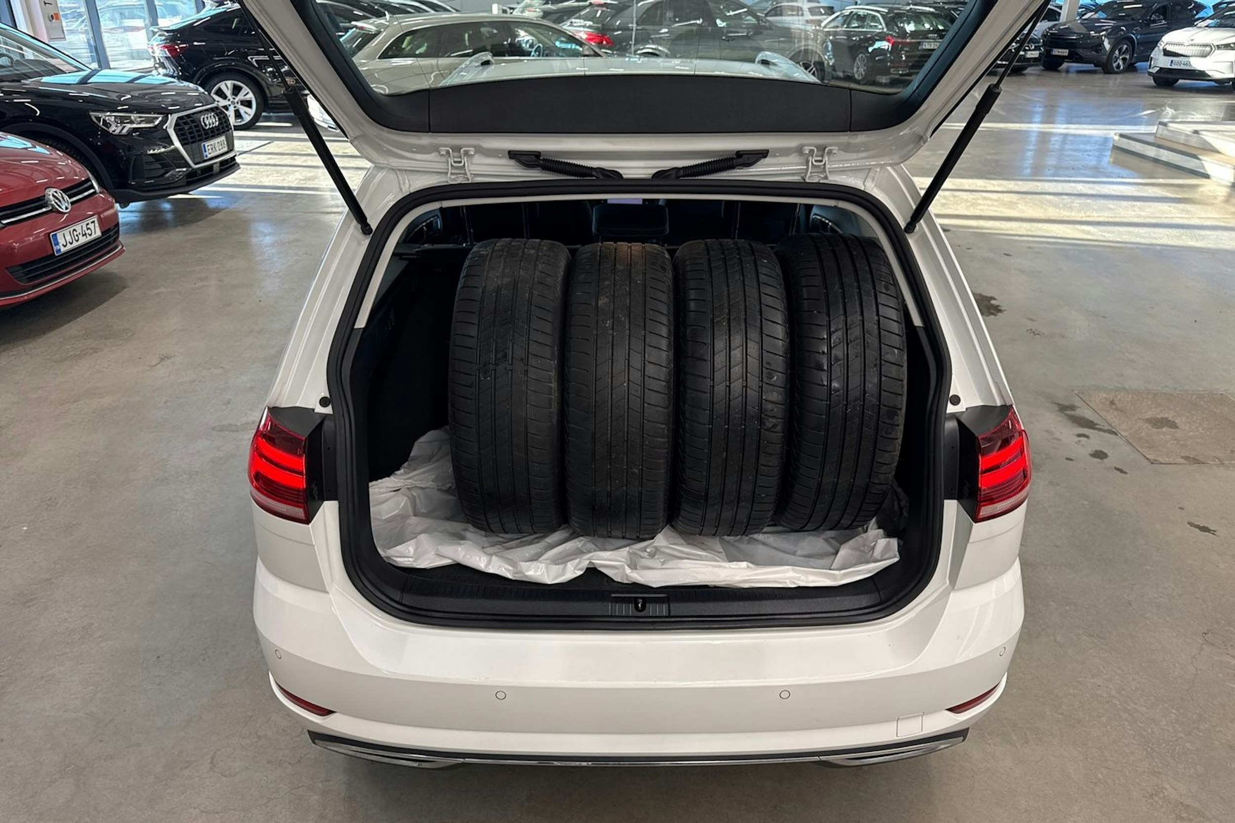 valkoinen Volkswagen Golf 2019 kuva 23.