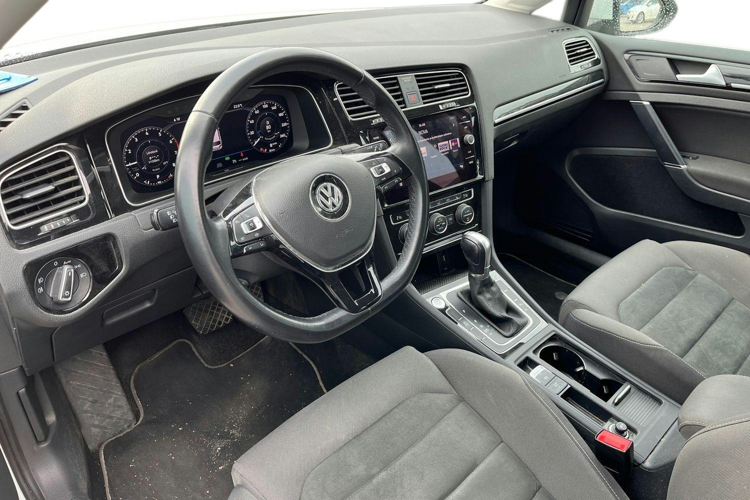 valkoinen Volkswagen Golf 2019 kuva 3.