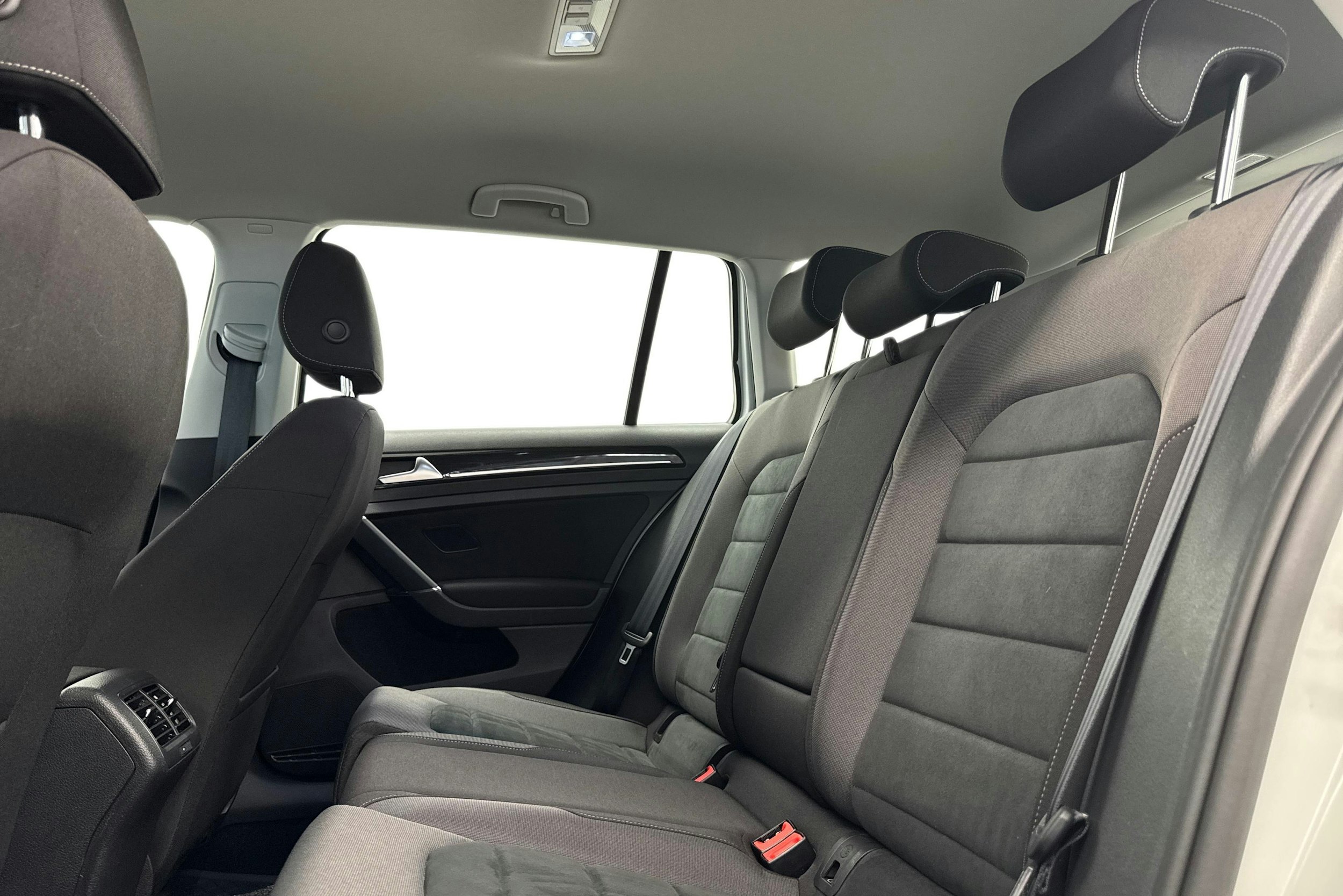 Valkoinen Volkswagen GOLF 2019 kuva 10.