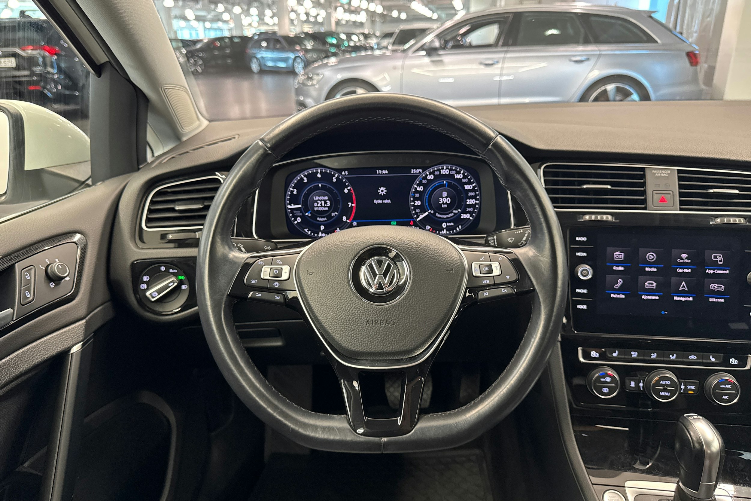 Valkoinen Volkswagen GOLF 2019 kuva 18.