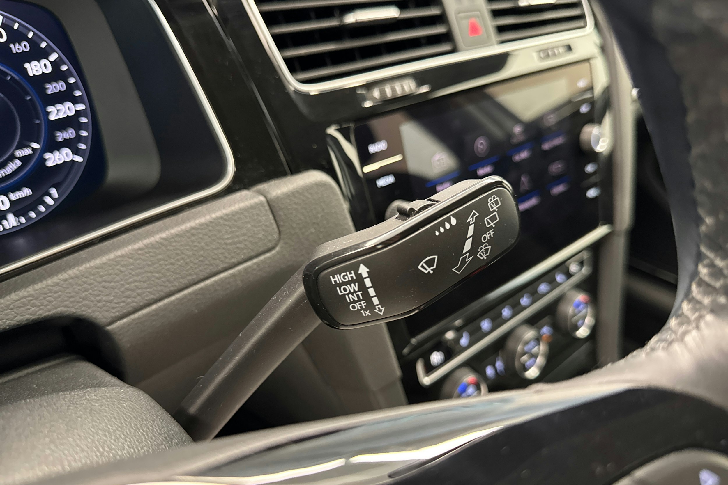 Valkoinen Volkswagen GOLF 2019 kuva 21.
