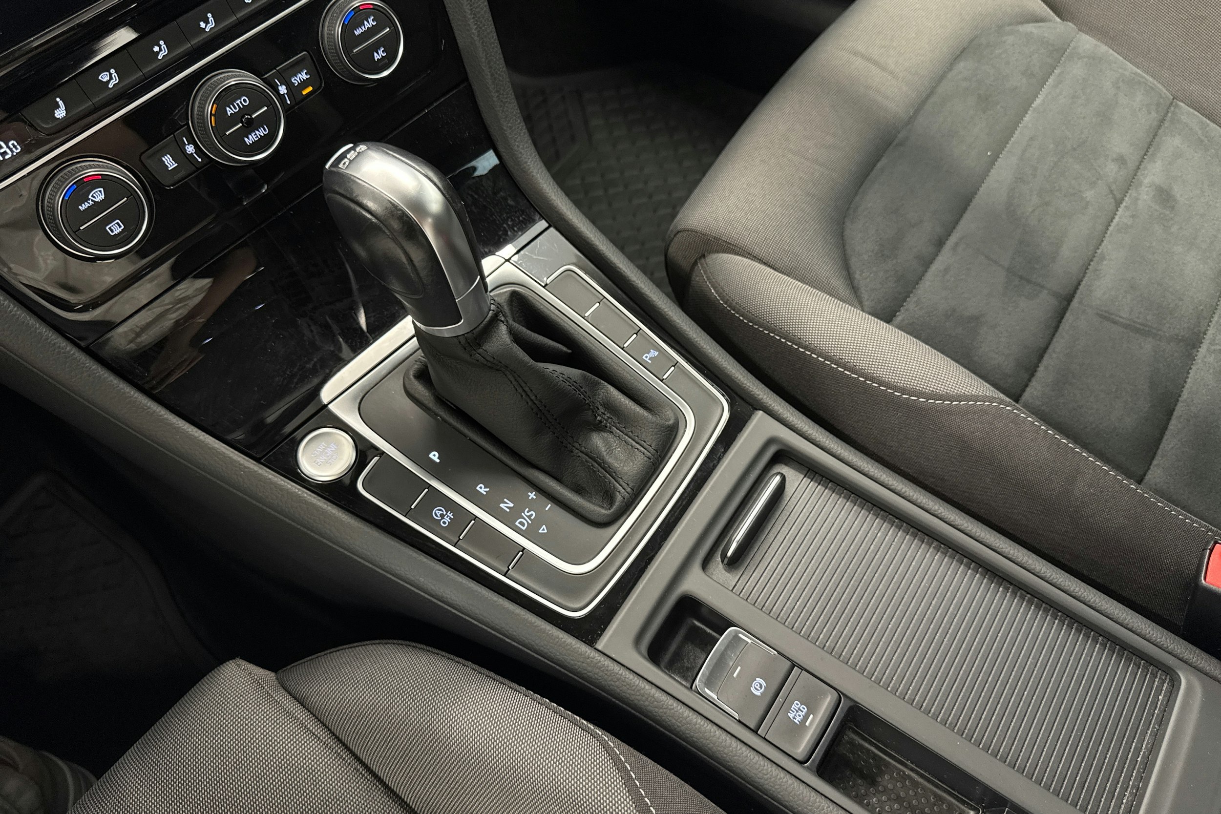 Valkoinen Volkswagen GOLF 2019 kuva 27.