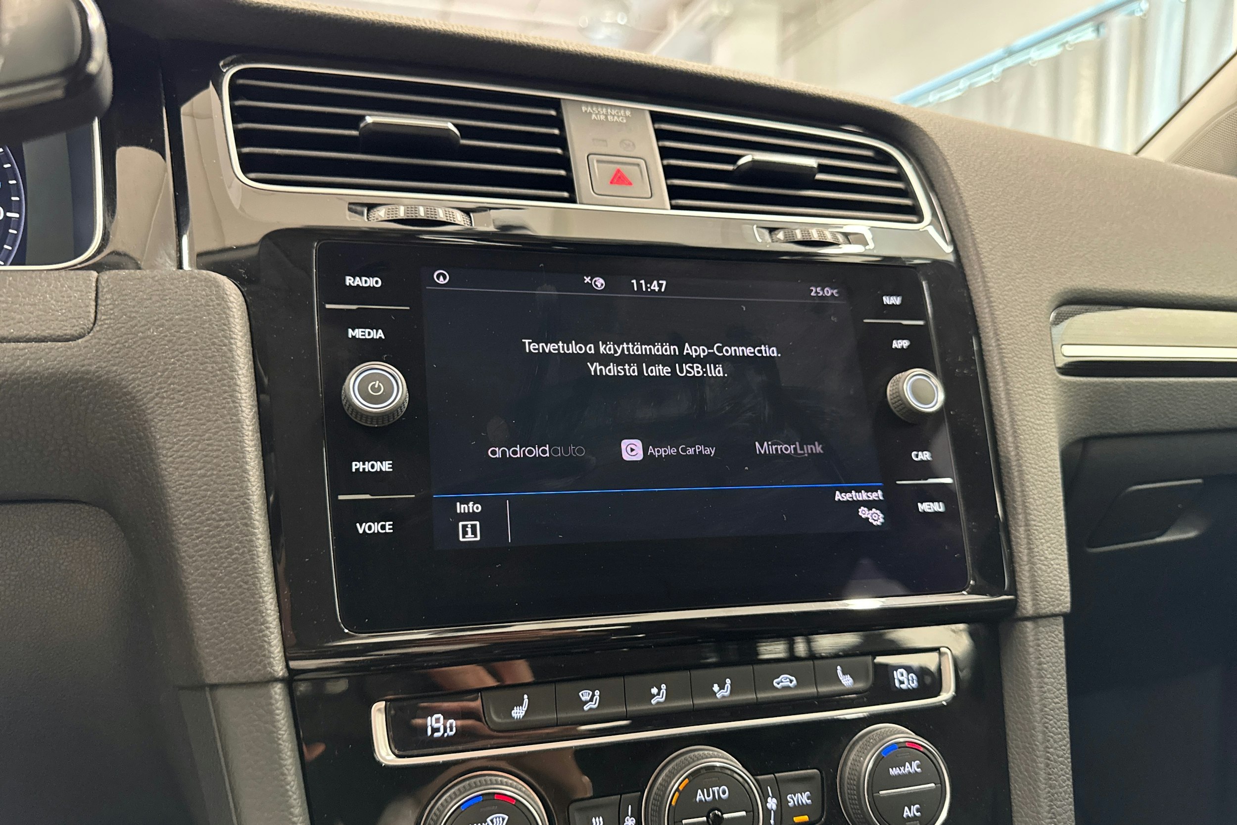 Valkoinen Volkswagen GOLF 2019 kuva 32.
