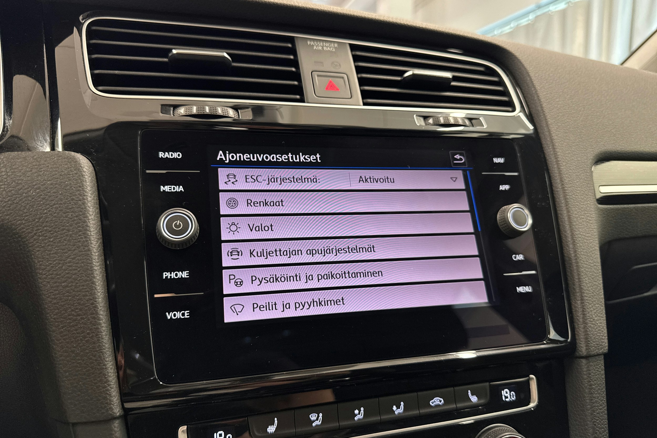Valkoinen Volkswagen GOLF 2019 kuva 34.