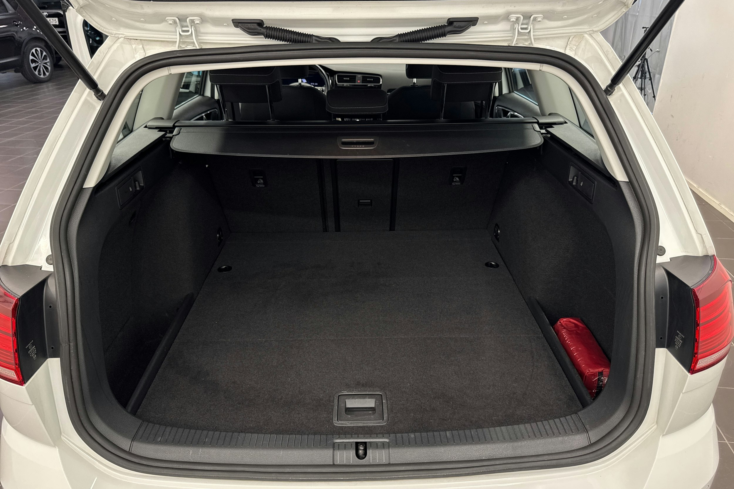 Valkoinen Volkswagen GOLF 2019 kuva 41.