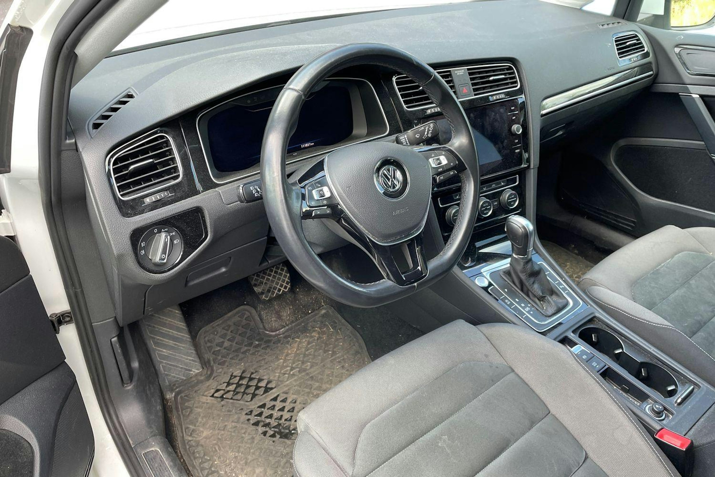 valkoinen Volkswagen Golf 2019 kuva 3.