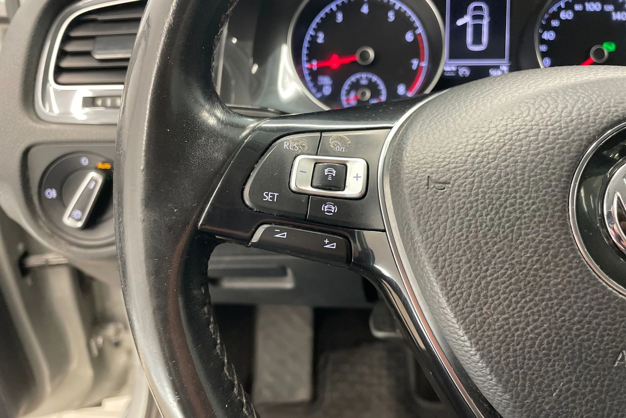 harmaa Volkswagen Golf 2019 kuva 13.