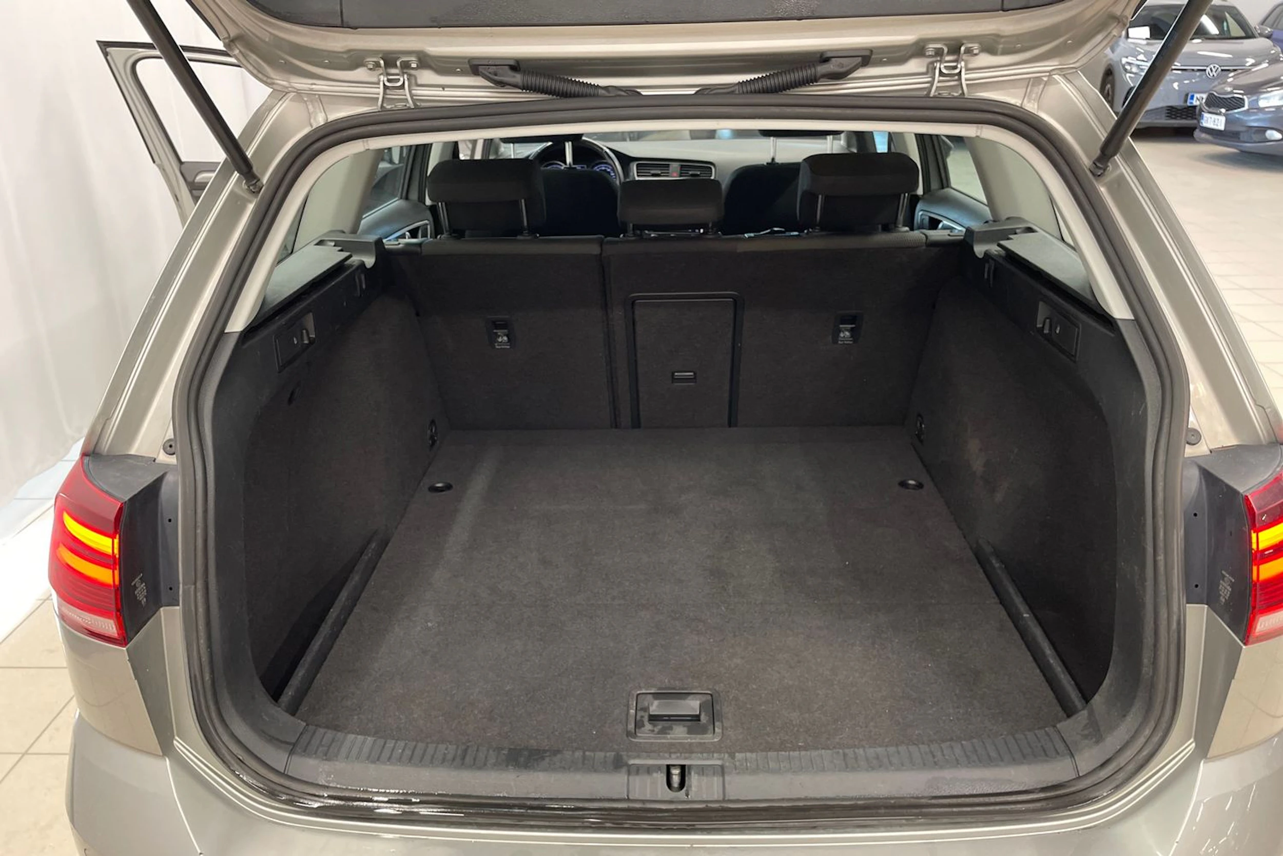 harmaa Volkswagen Golf 2019 kuva 18.