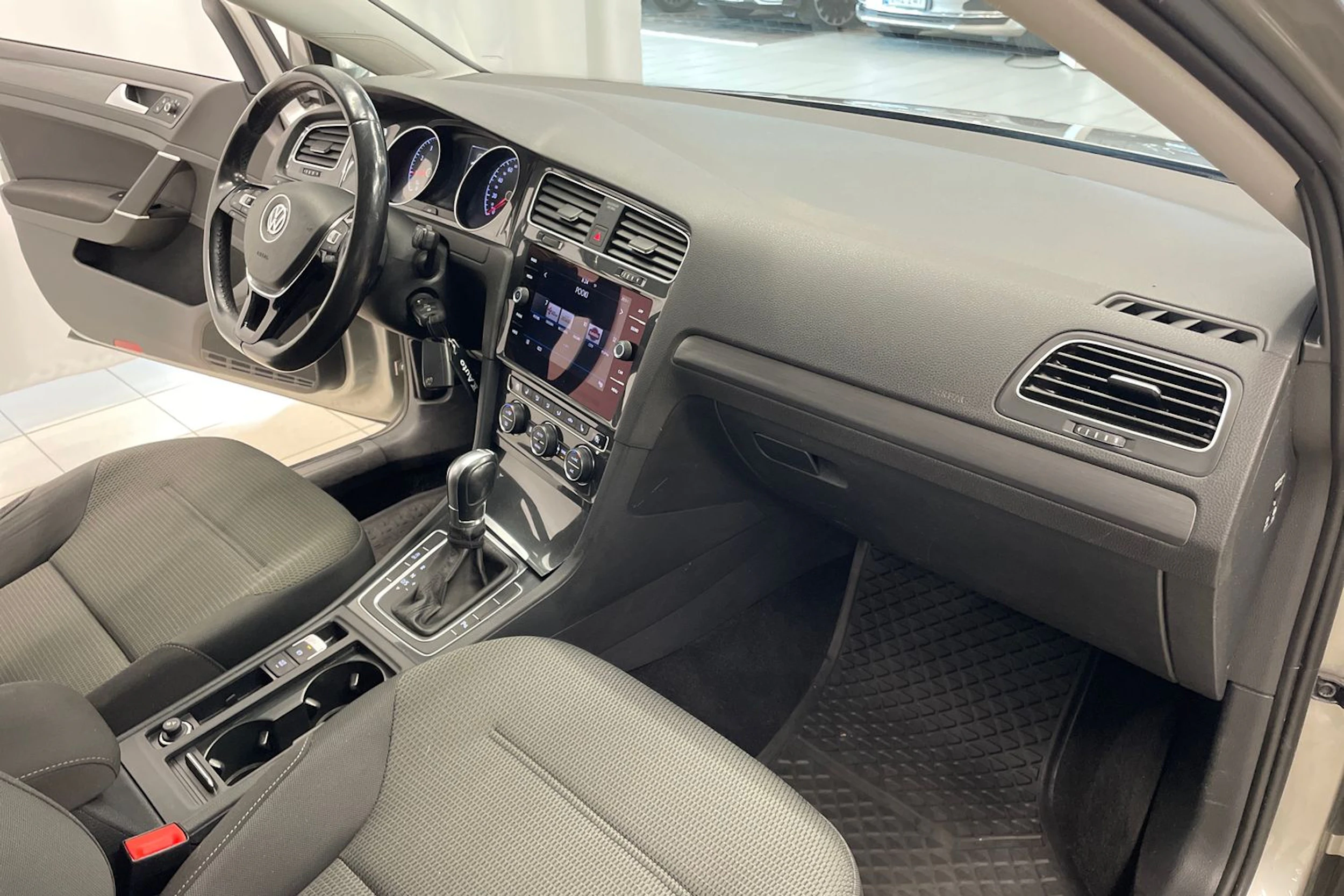 harmaa Volkswagen Golf 2019 kuva 22.