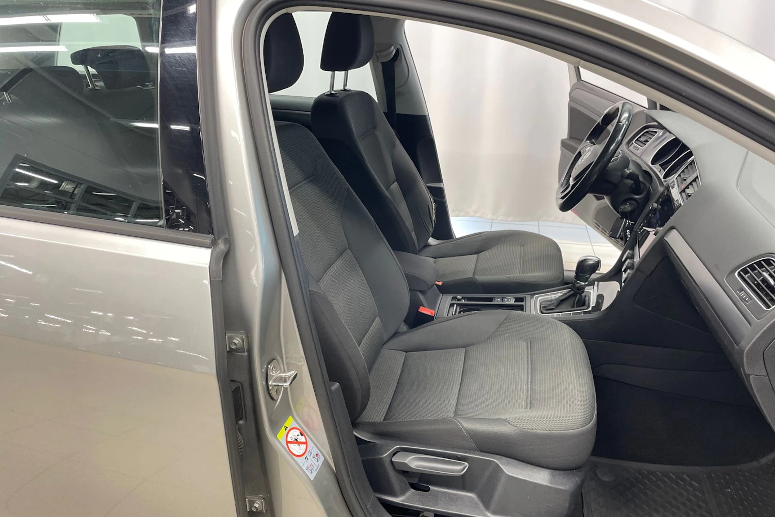 harmaa Volkswagen Golf 2019 kuva 23.