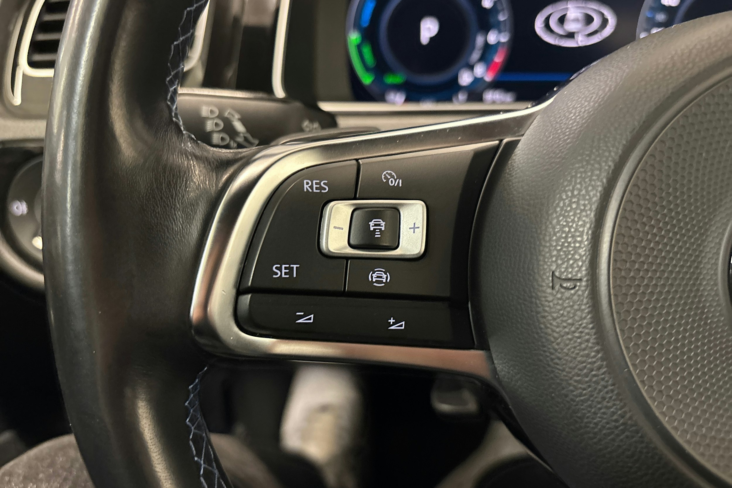 sininen Volkswagen Golf 2020 kuva 13.