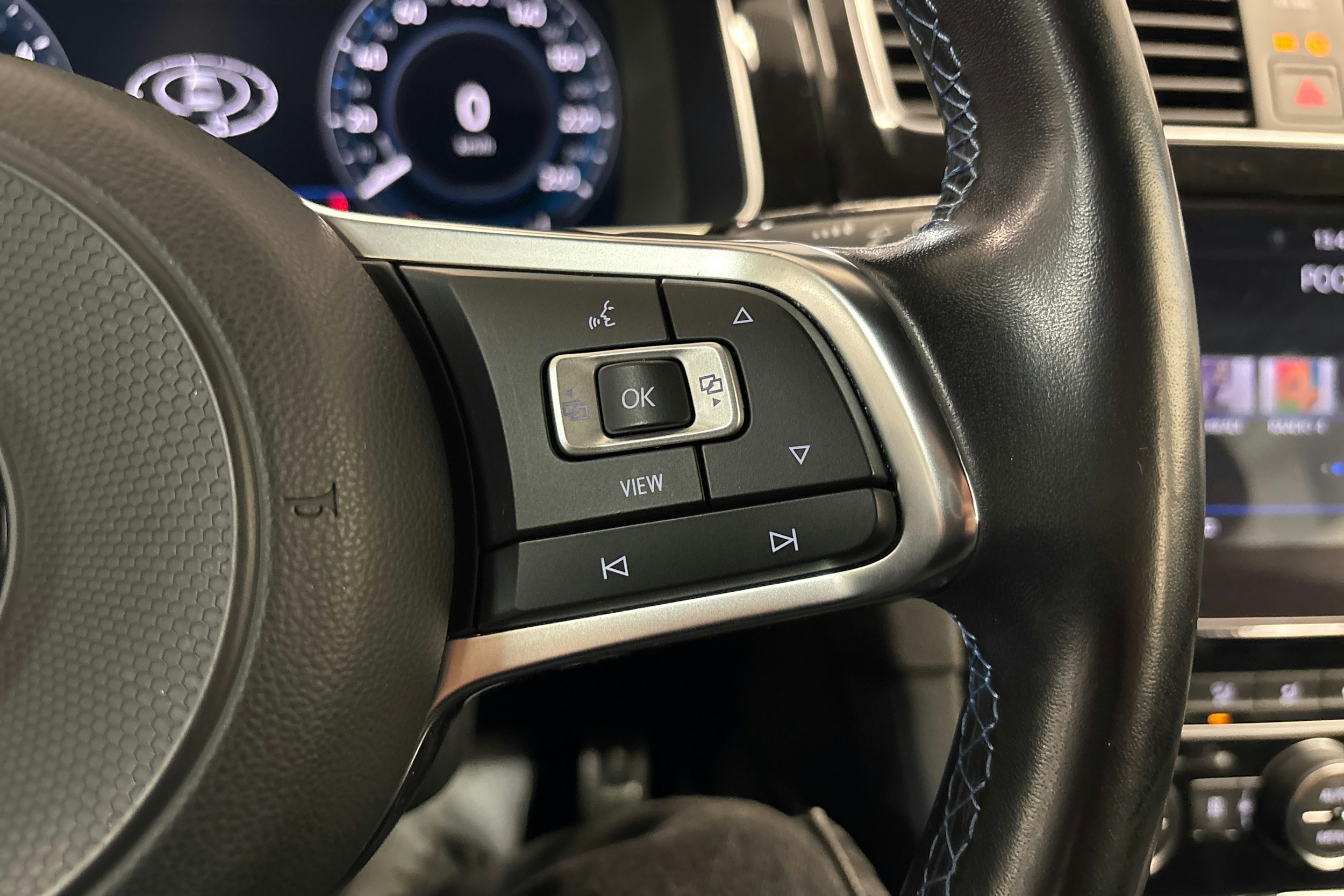 sininen Volkswagen Golf 2020 kuva 14.