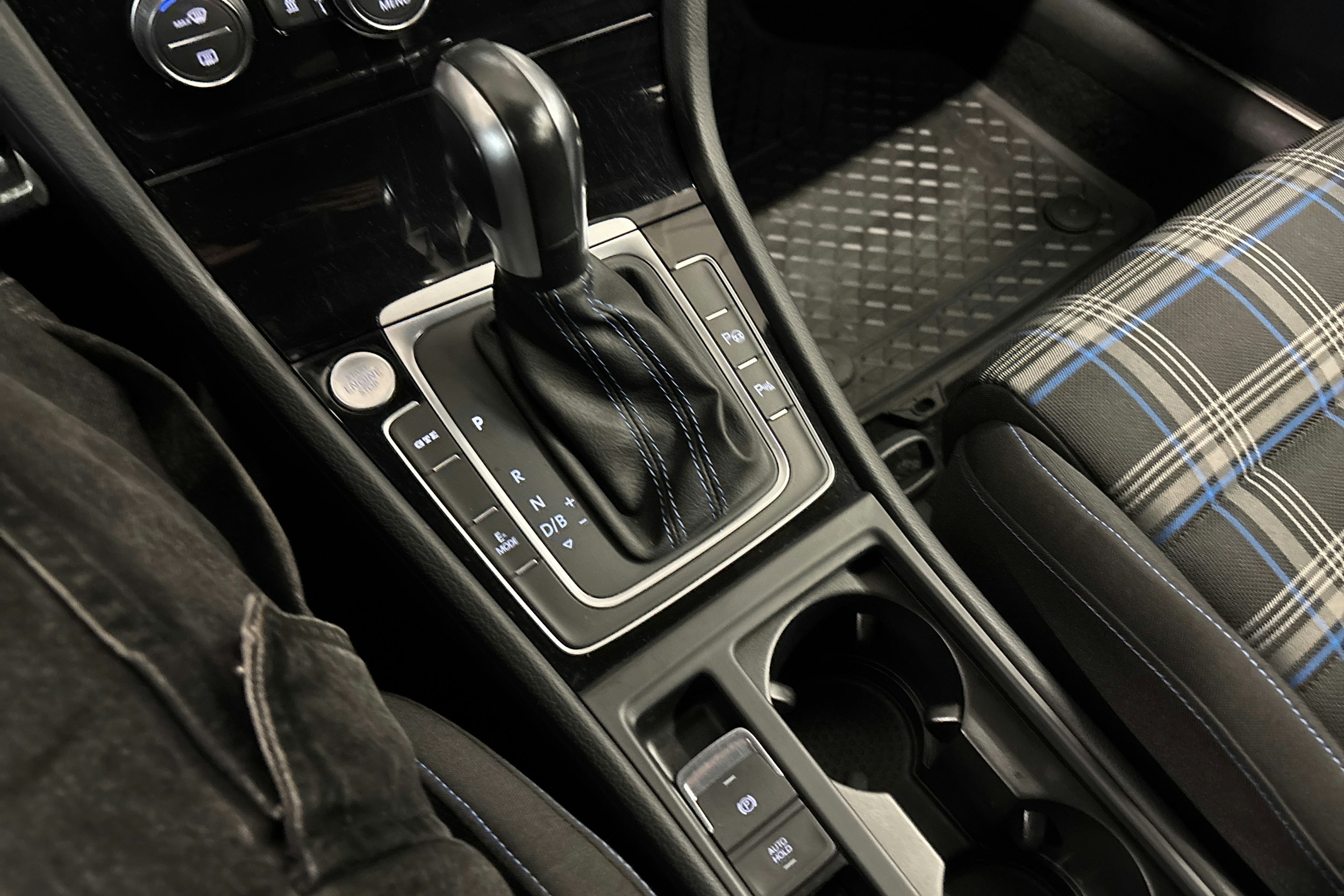 sininen Volkswagen Golf 2020 kuva 16.