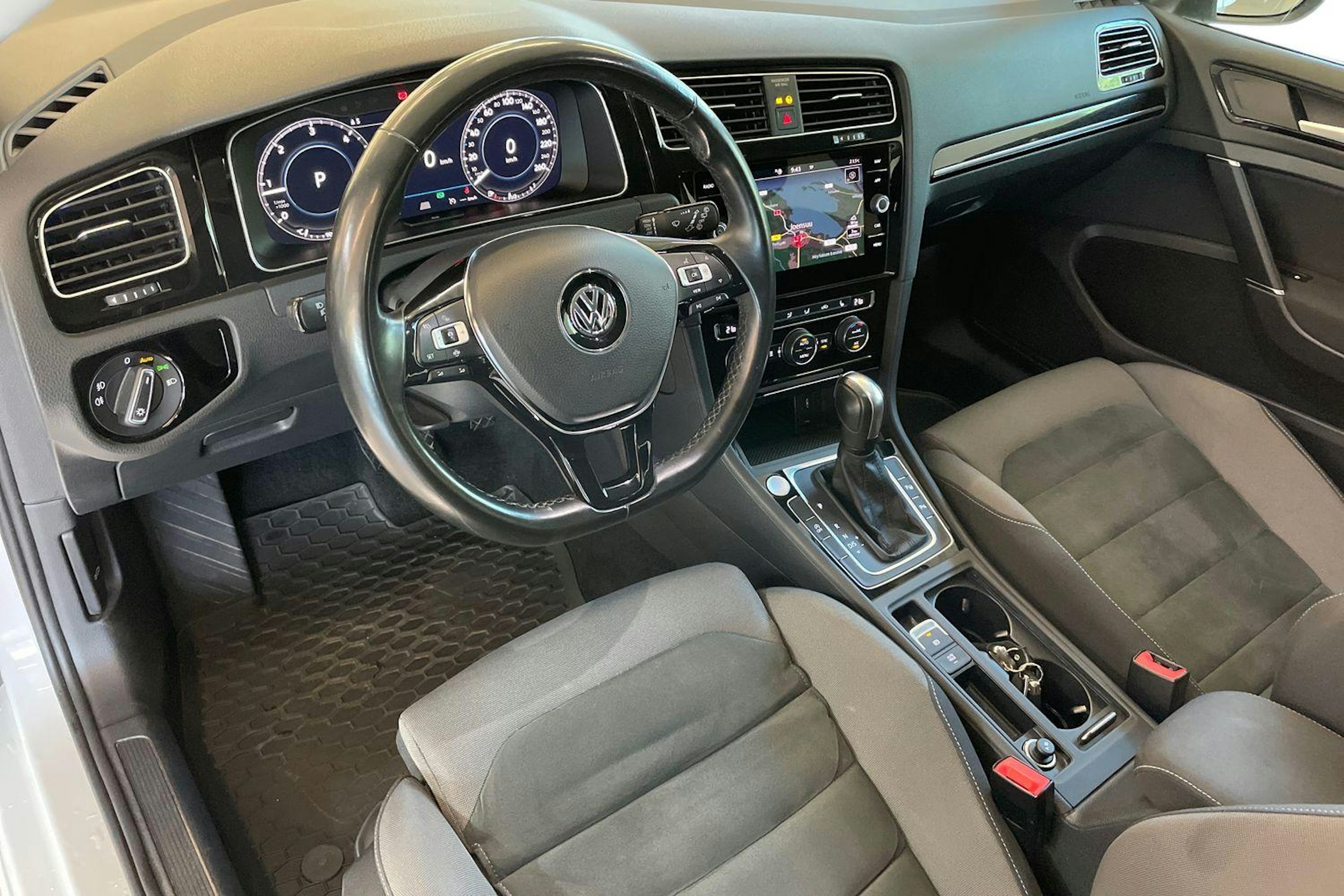valkoinen Volkswagen Golf 2020 kuva 7.