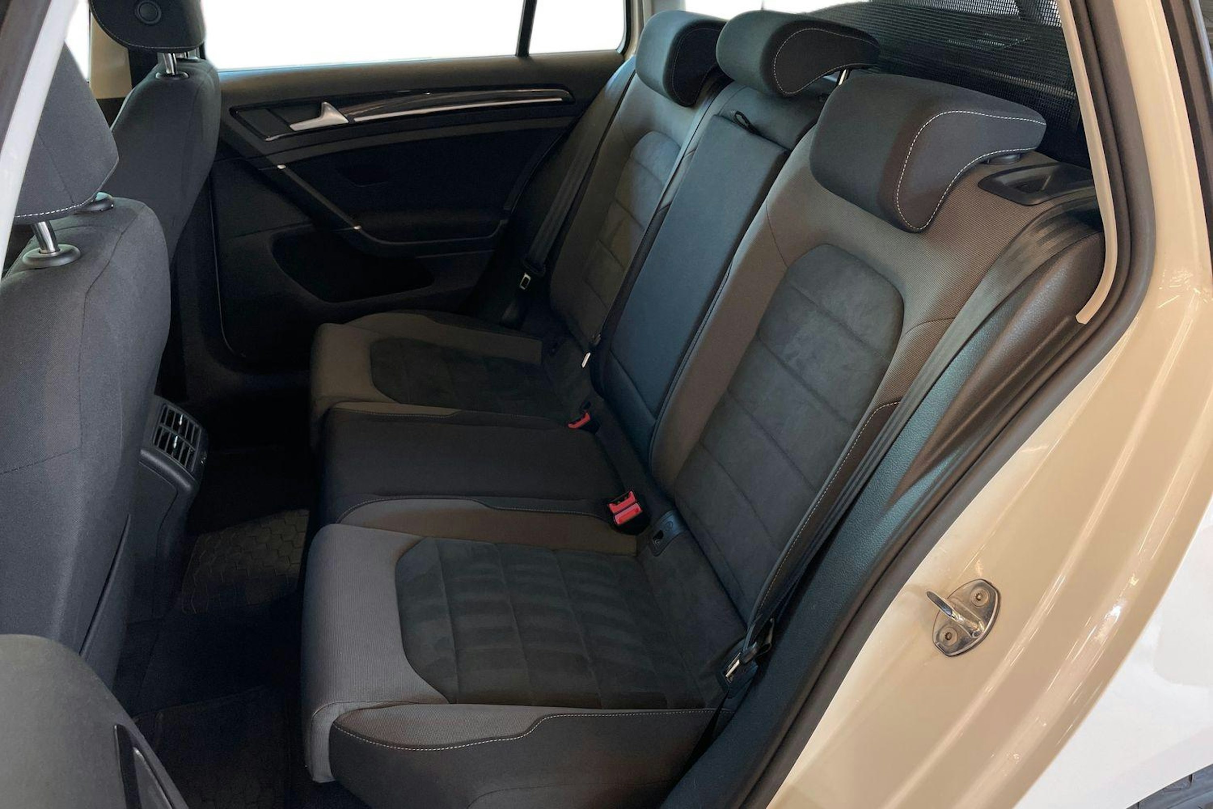 valkoinen Volkswagen Golf 2020 kuva 10.