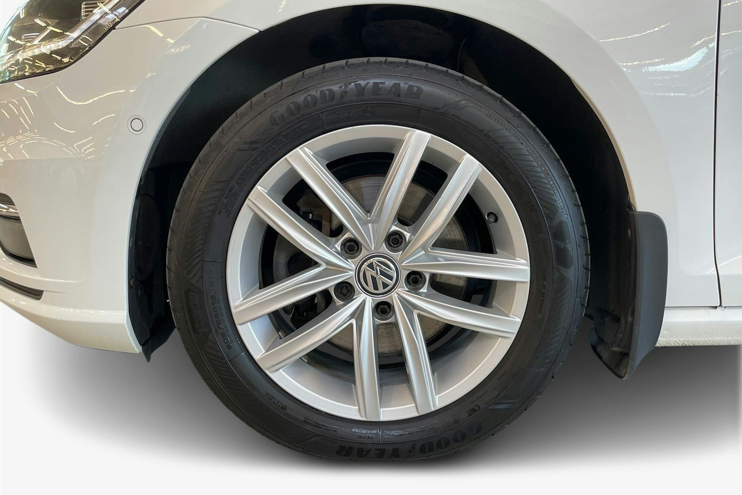 valkoinen Volkswagen Golf 2020 kuva 11.