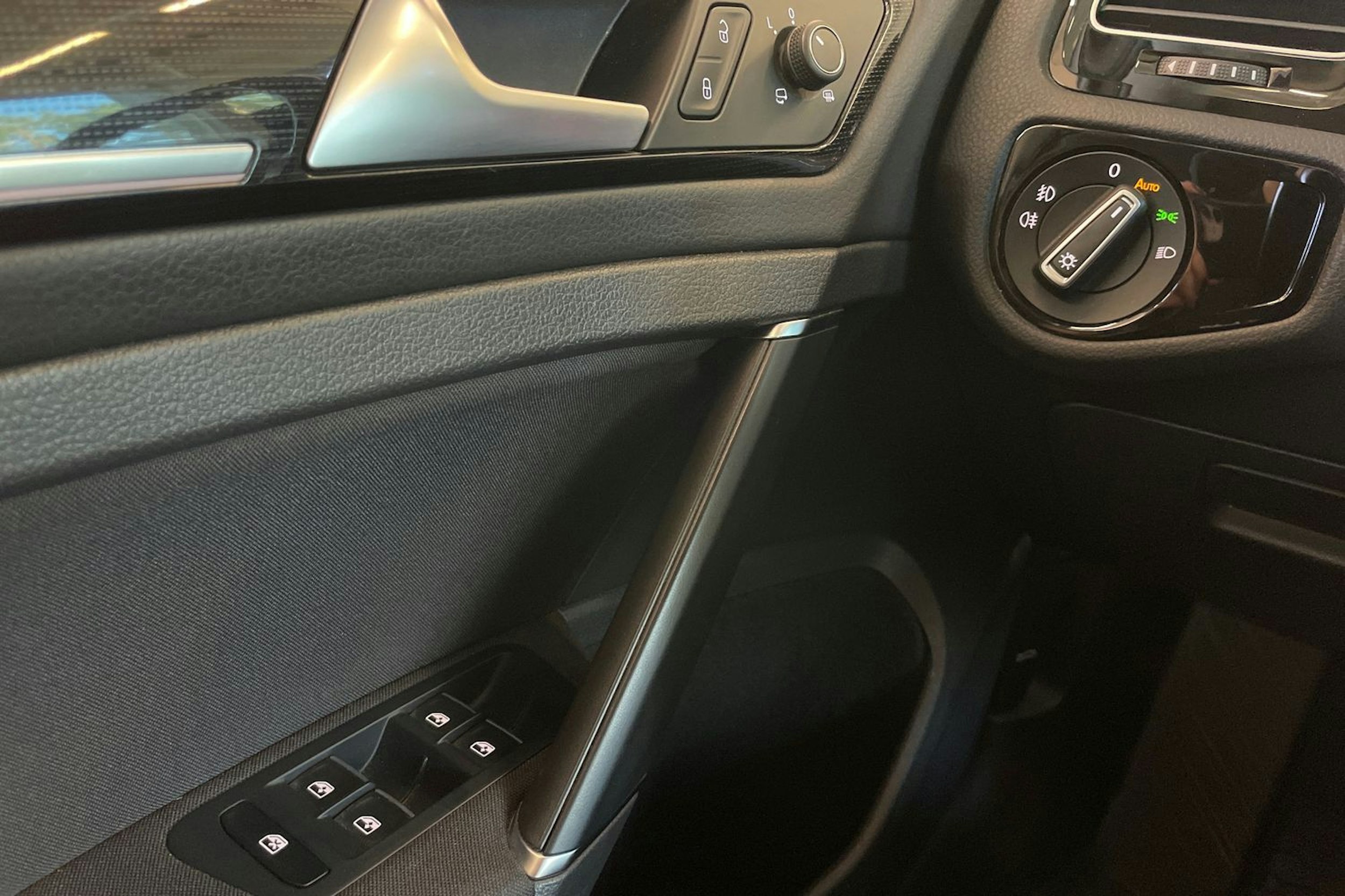 valkoinen Volkswagen Golf 2020 kuva 19.