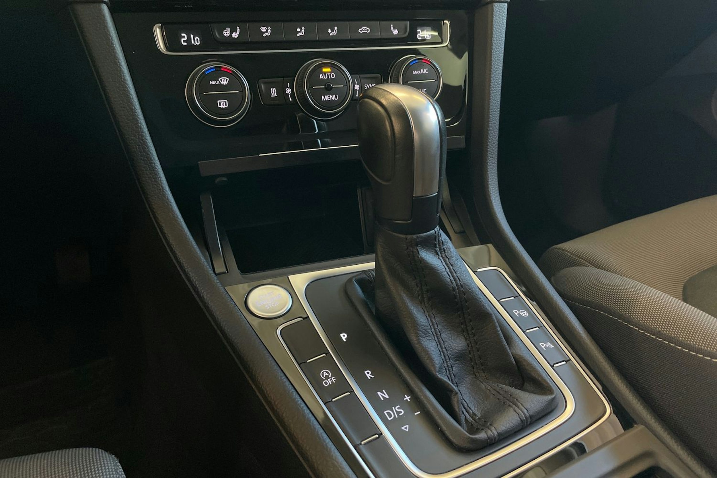 valkoinen Volkswagen Golf 2020 kuva 20.