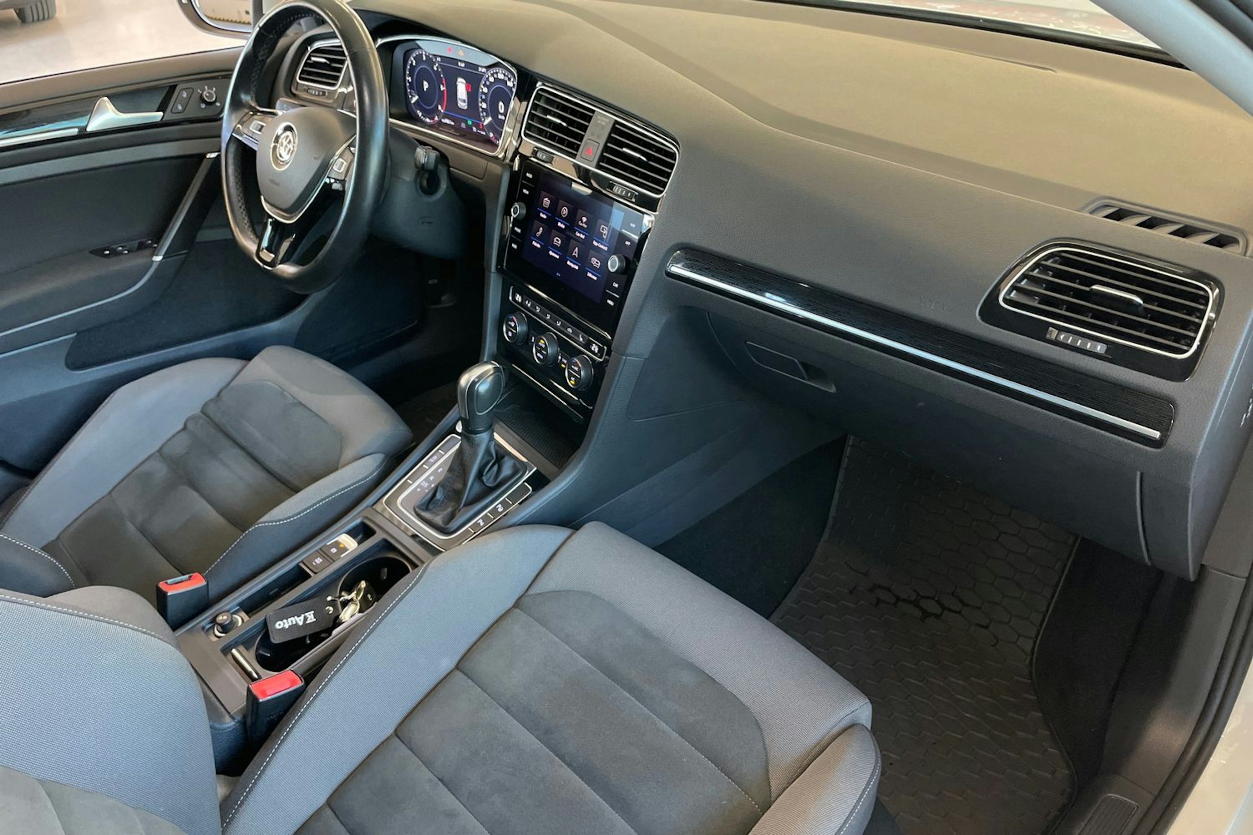 valkoinen Volkswagen Golf 2020 kuva 27.