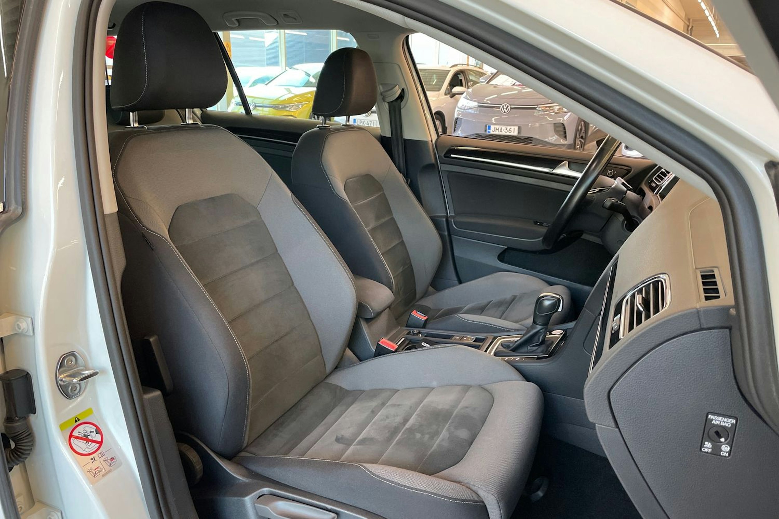 valkoinen Volkswagen Golf 2020 kuva 28.