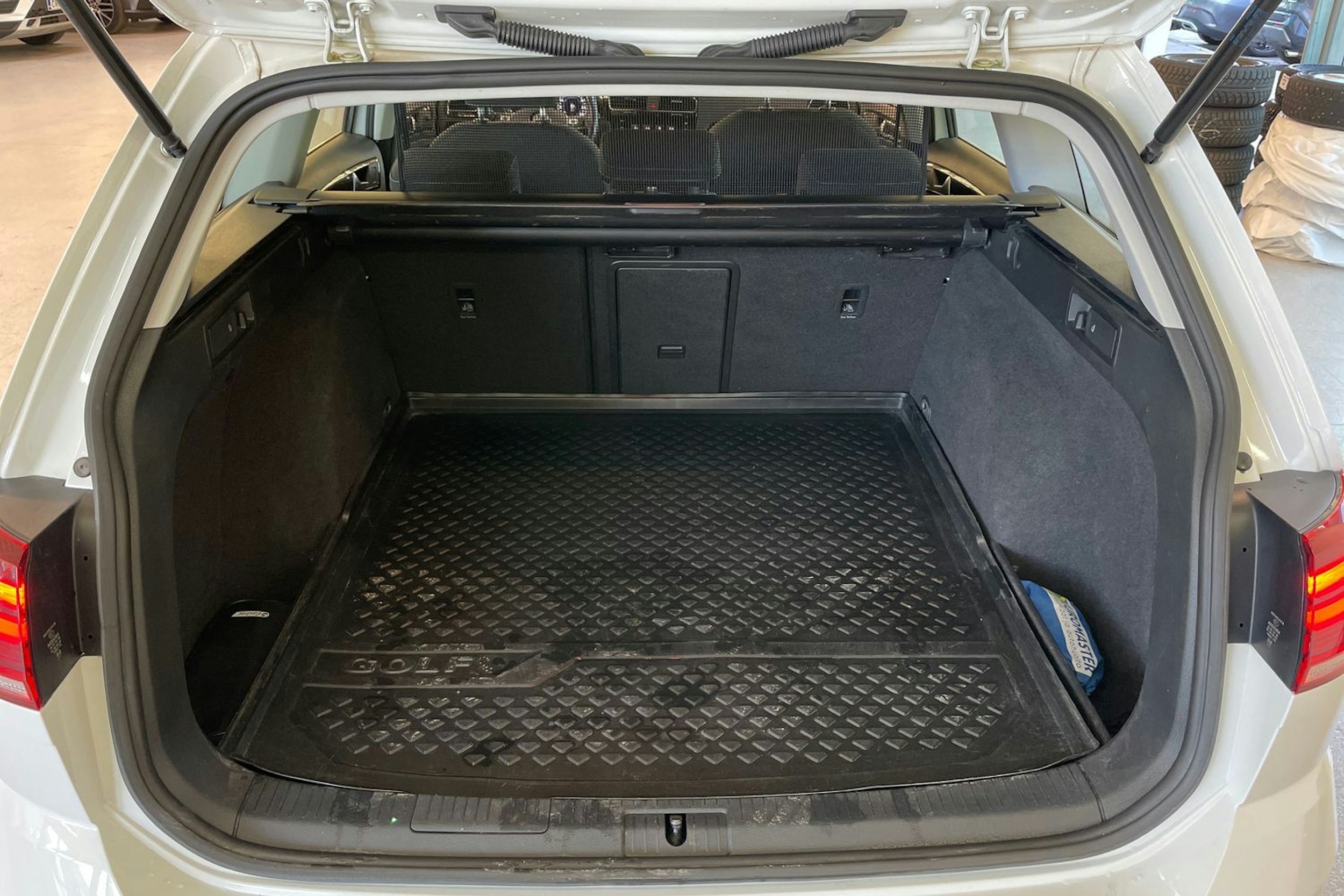 valkoinen Volkswagen Golf 2020 kuva 29.