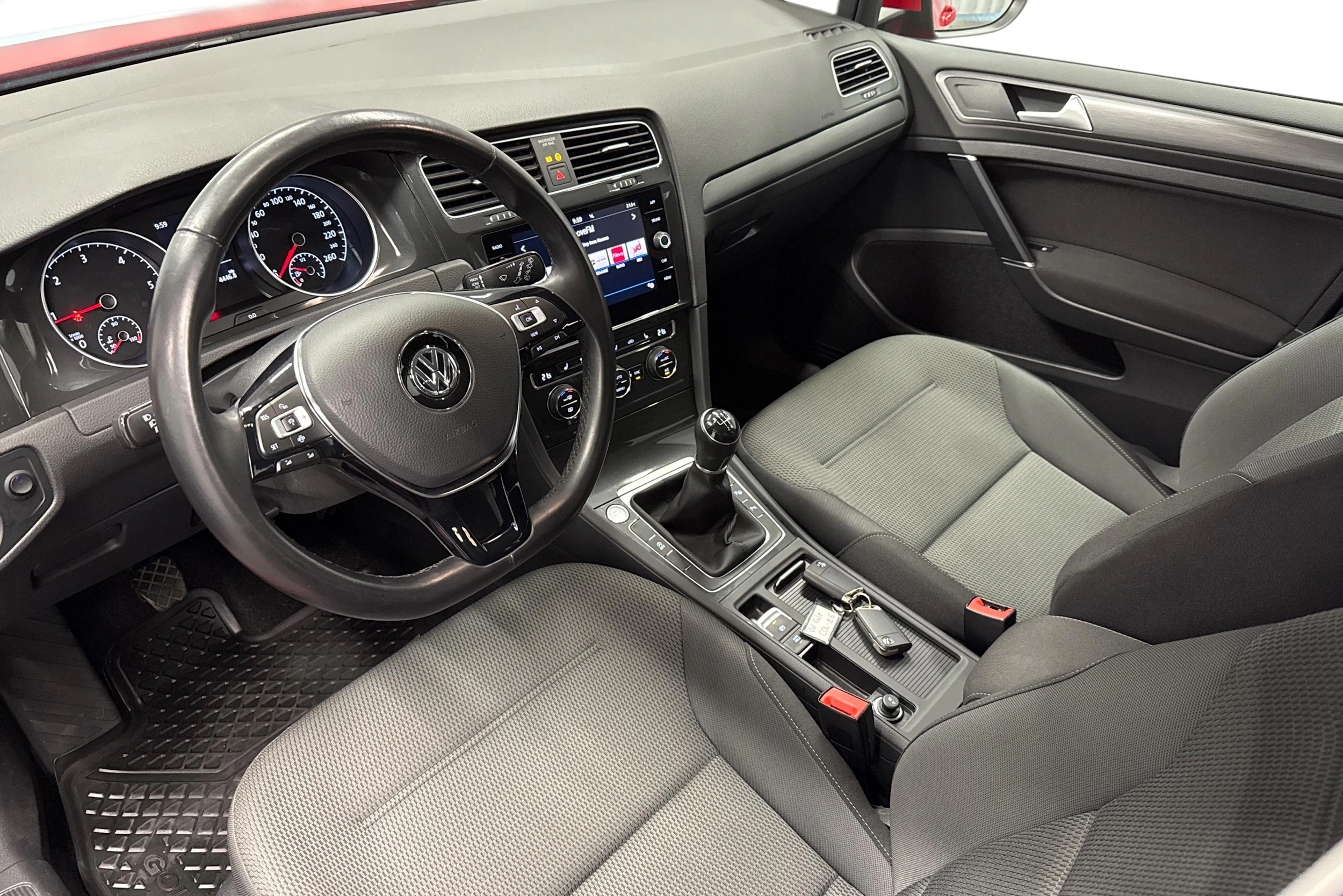 punainen Volkswagen Golf 2020 kuva 6.