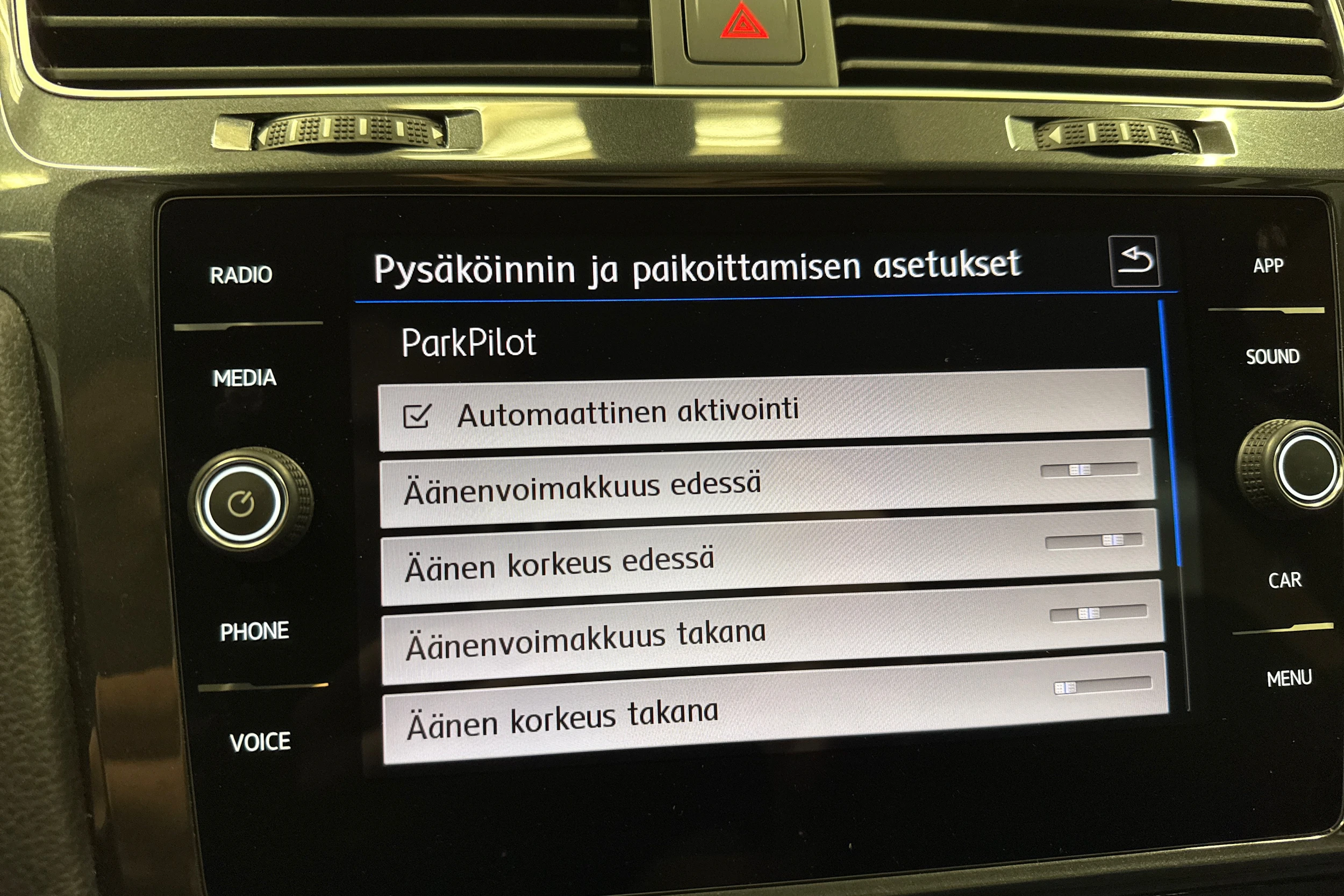 punainen Volkswagen Golf 2020 kuva 20.