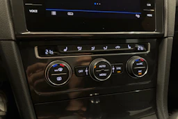 punainen Volkswagen Golf 2020 kuva 21.