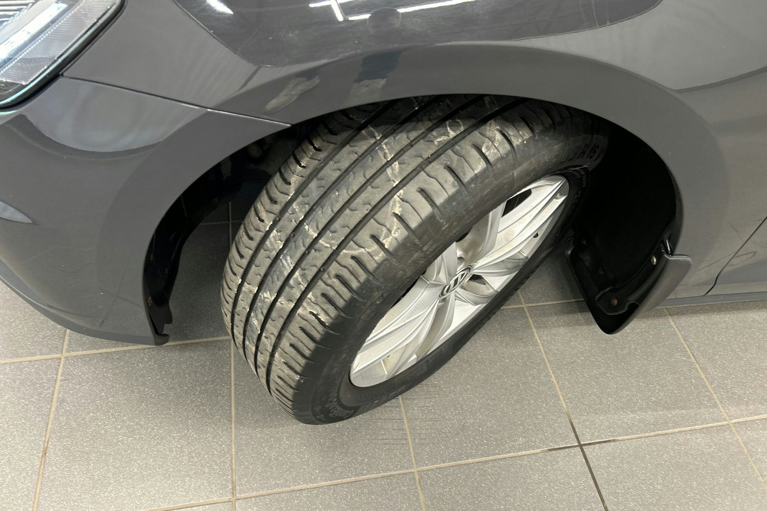 harmaa Volkswagen Golf 2020 kuva 13.
