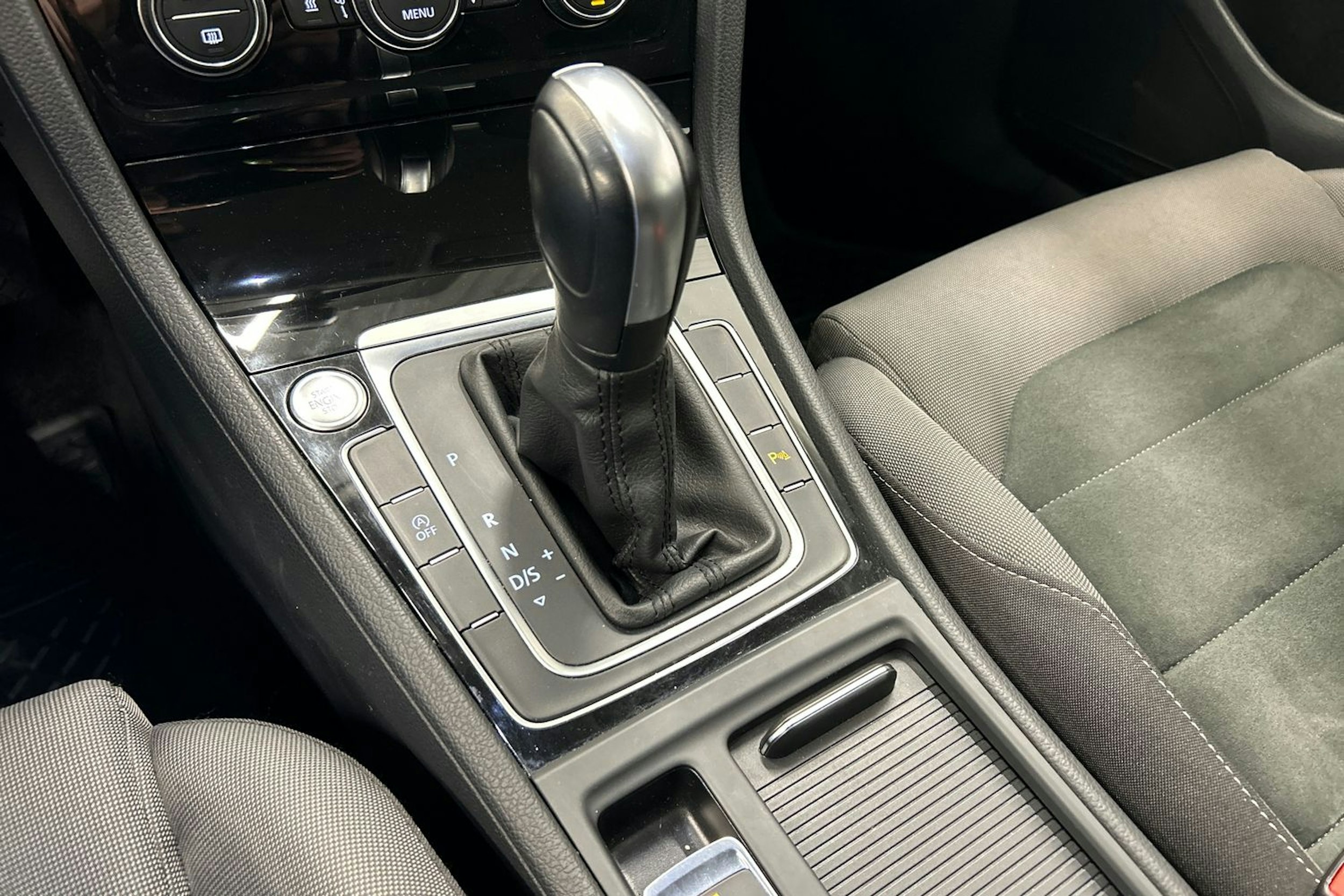 harmaa Volkswagen Golf 2020 kuva 26.