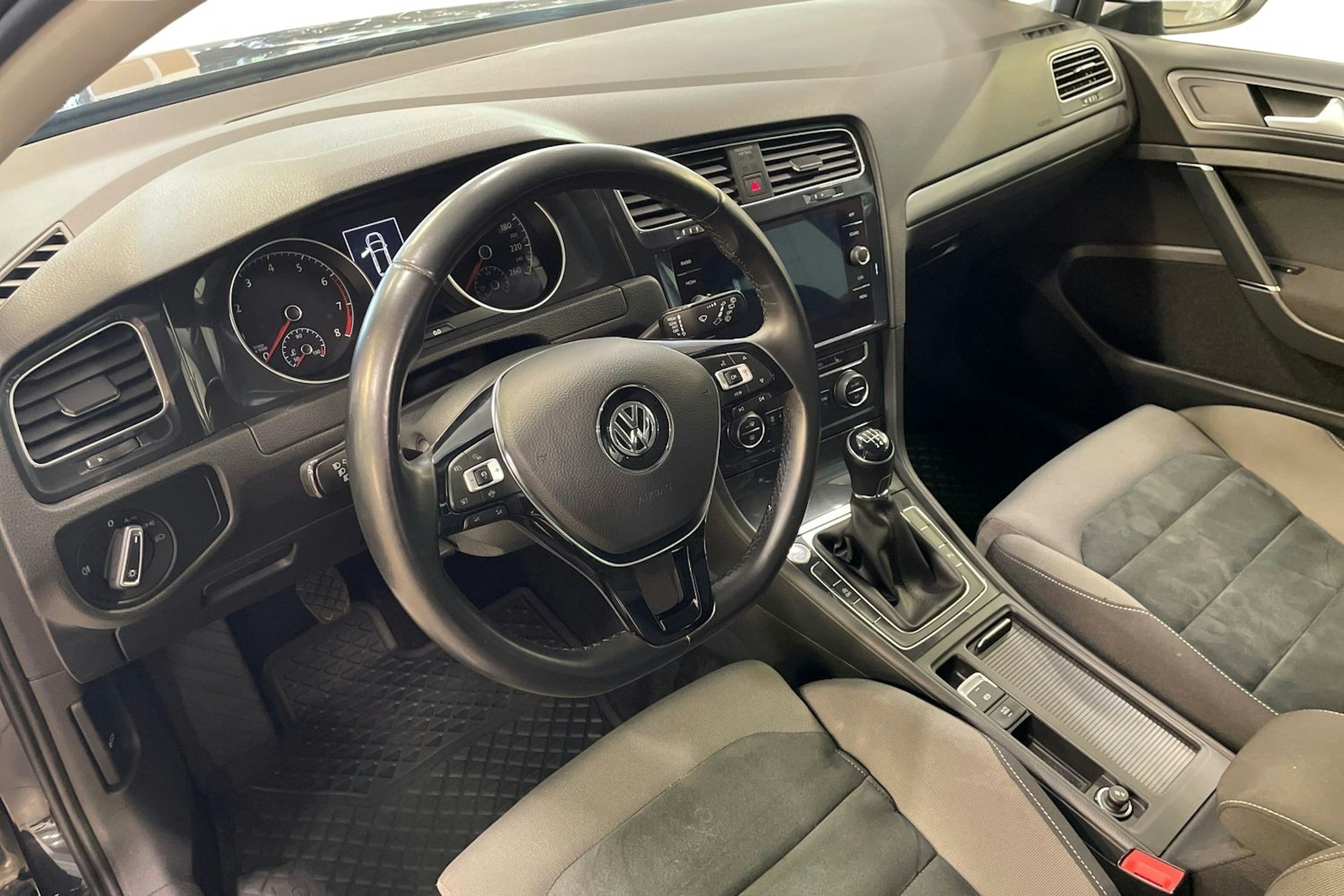 musta Volkswagen Golf 2020 kuva 7.