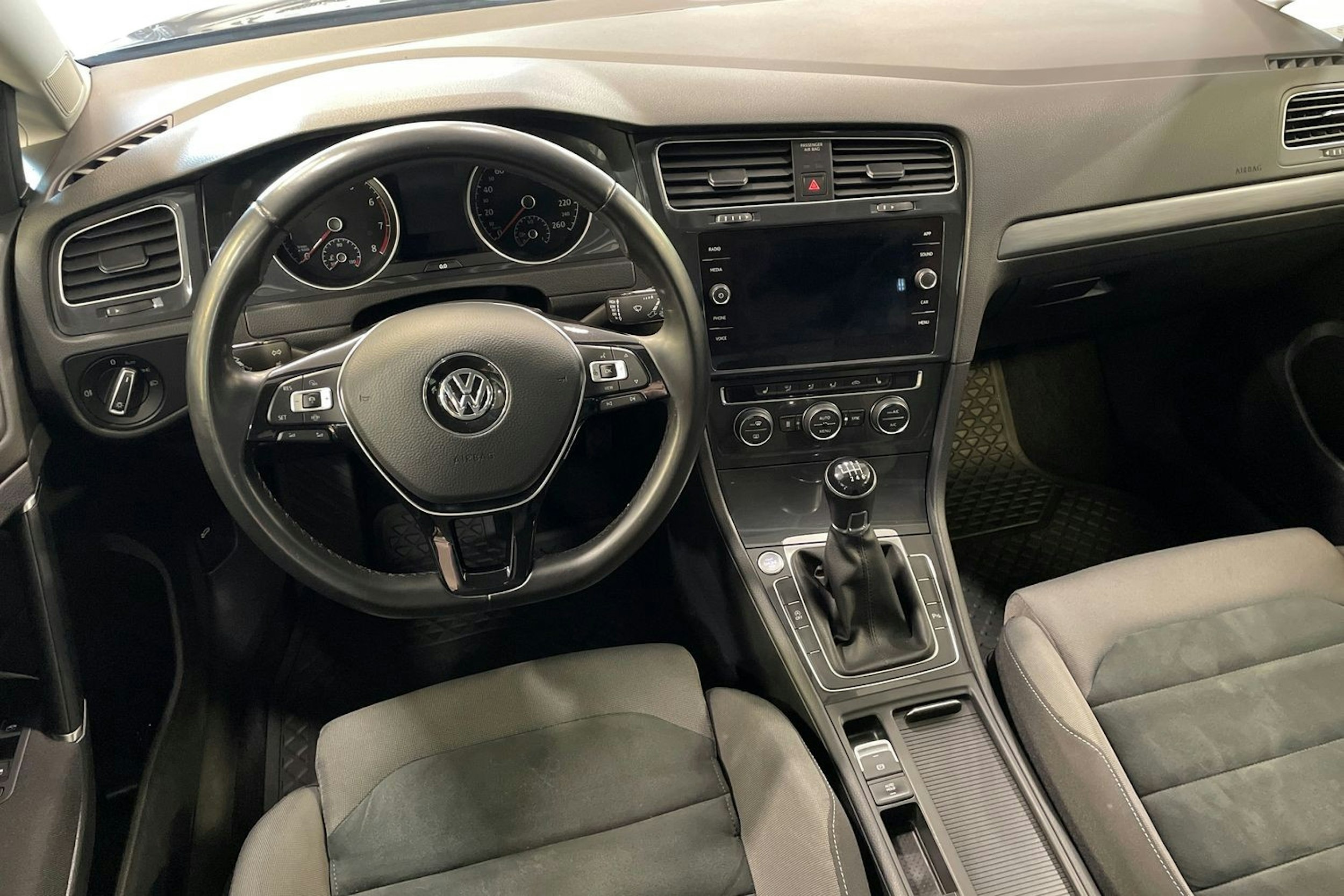 musta Volkswagen Golf 2020 kuva 9.