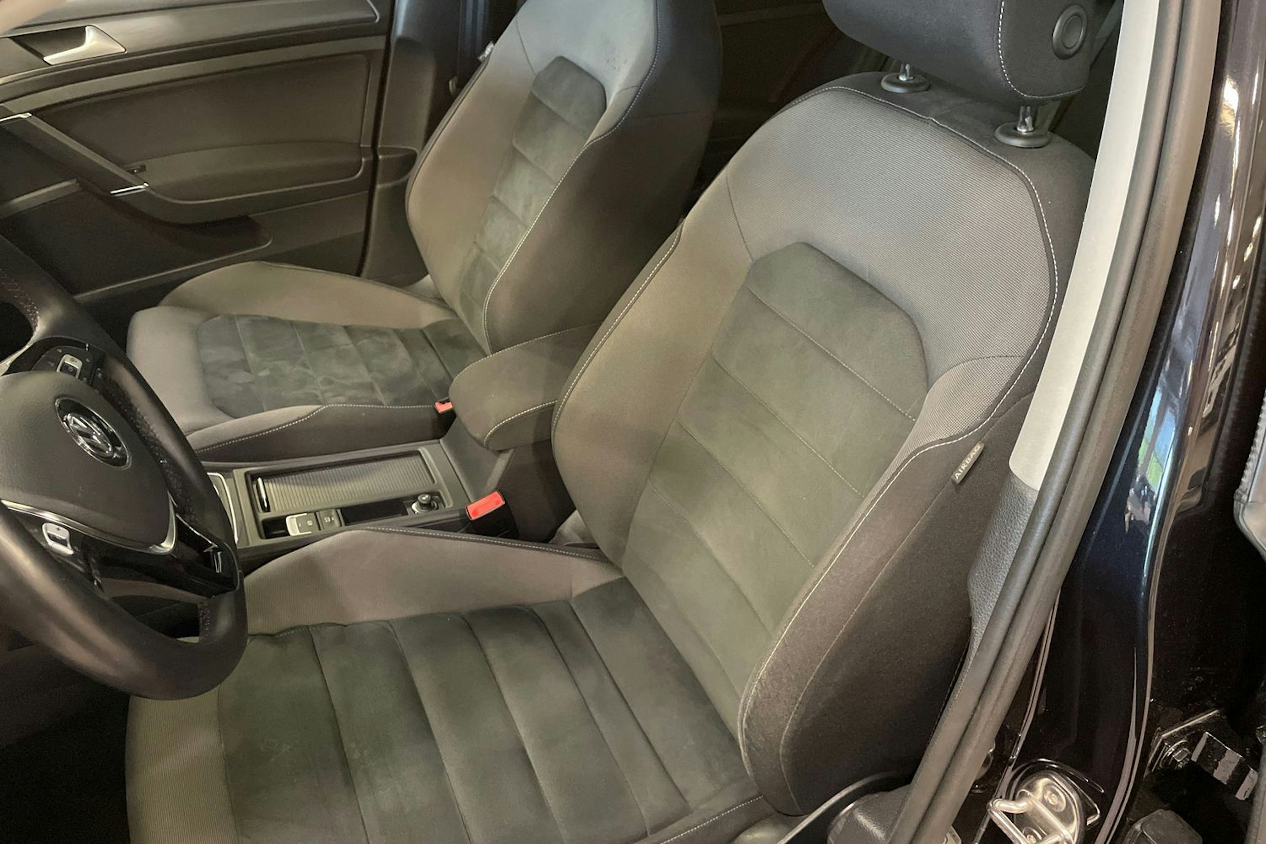 musta Volkswagen Golf 2020 kuva 10.
