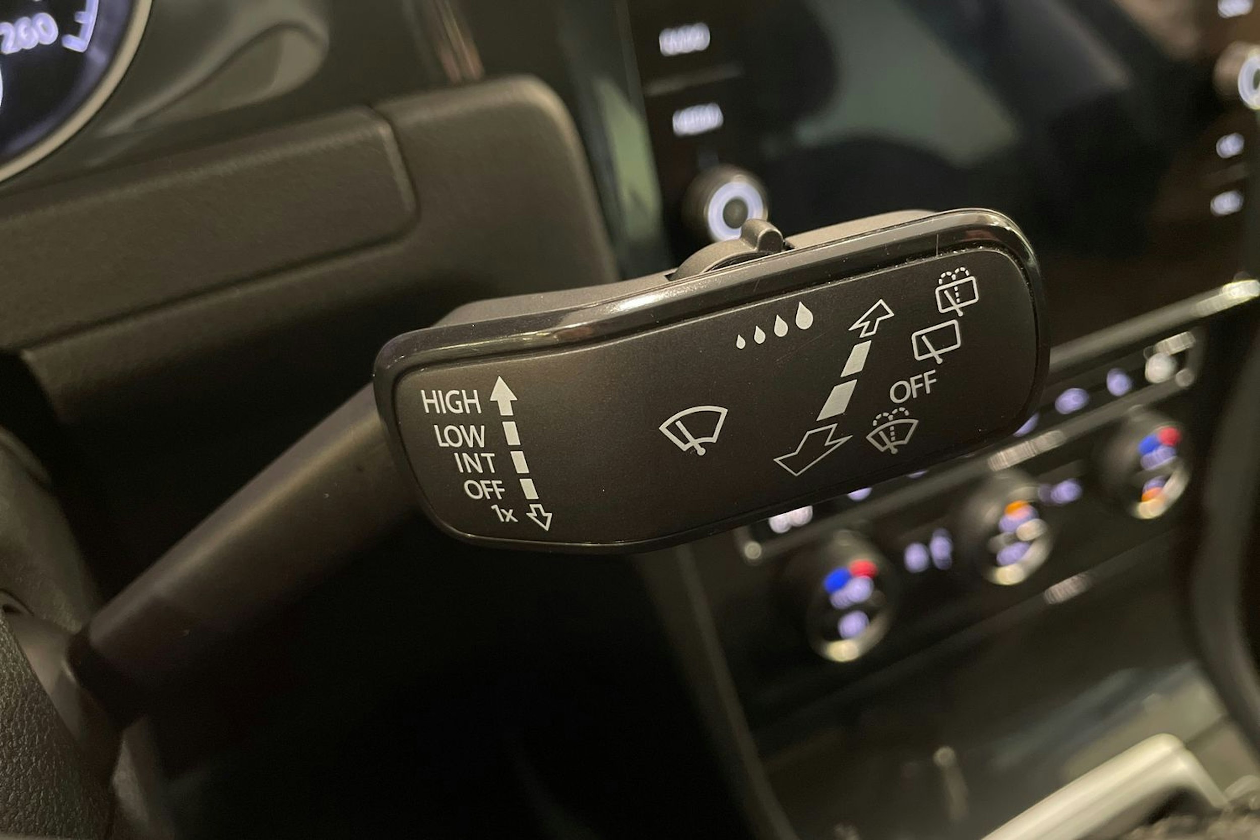 musta Volkswagen Golf 2020 kuva 16.