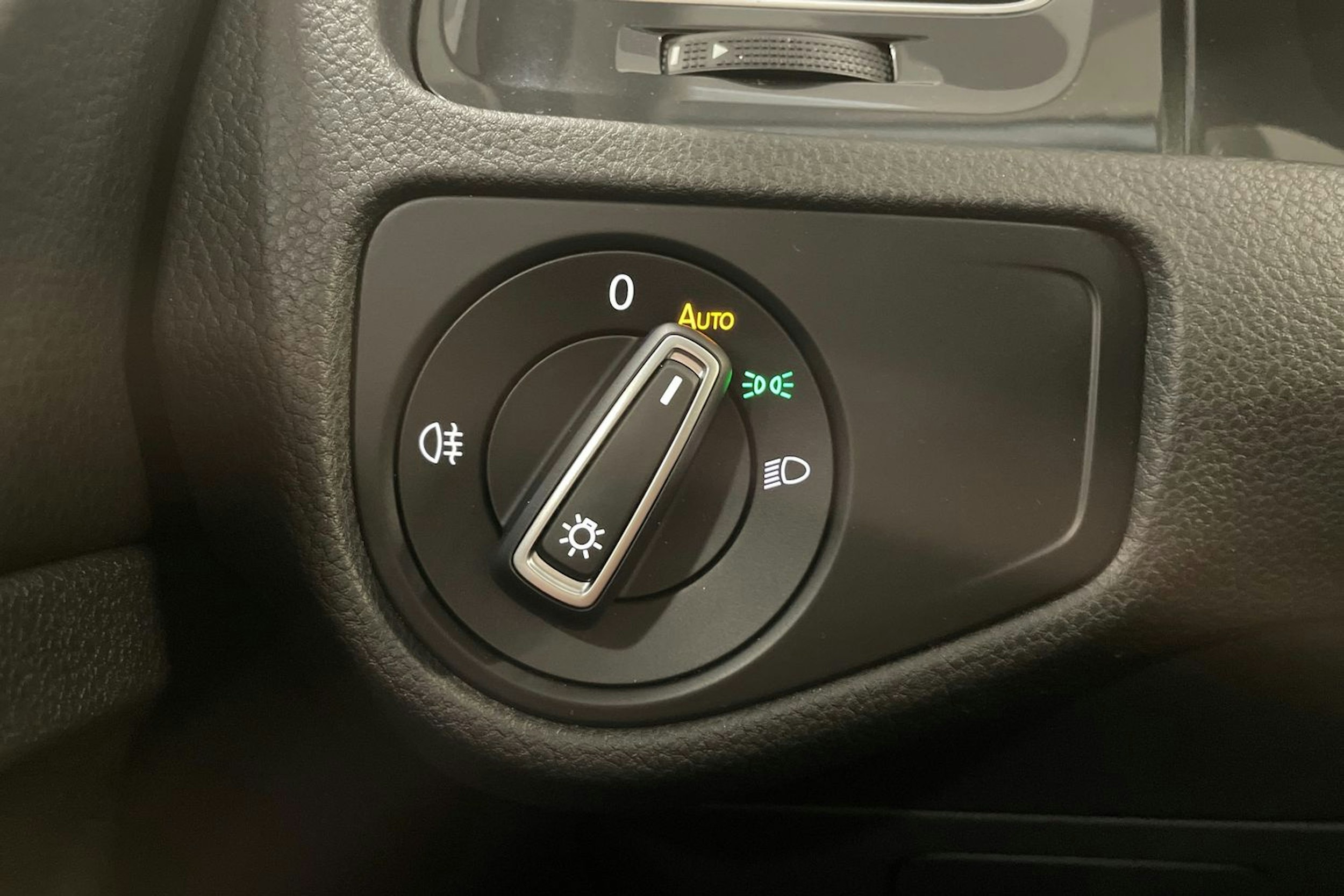 musta Volkswagen Golf 2020 kuva 18.