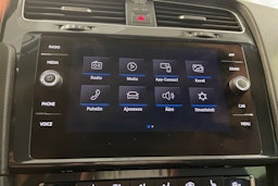 musta Volkswagen Golf 2020 kuva 20.