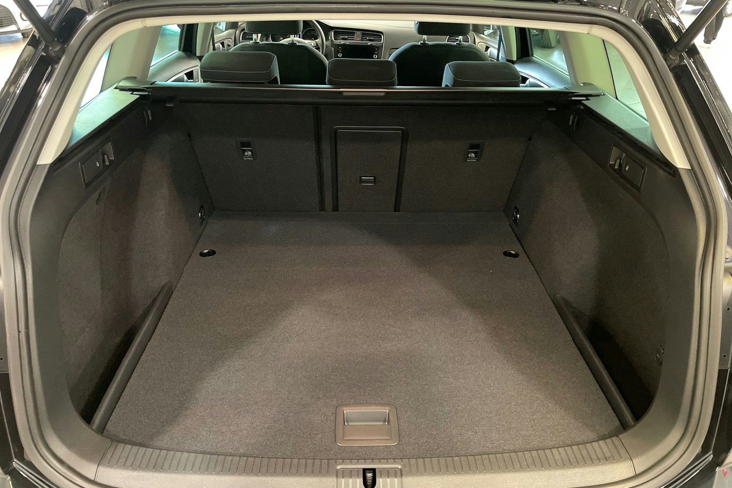 musta Volkswagen Golf 2020 kuva 22.