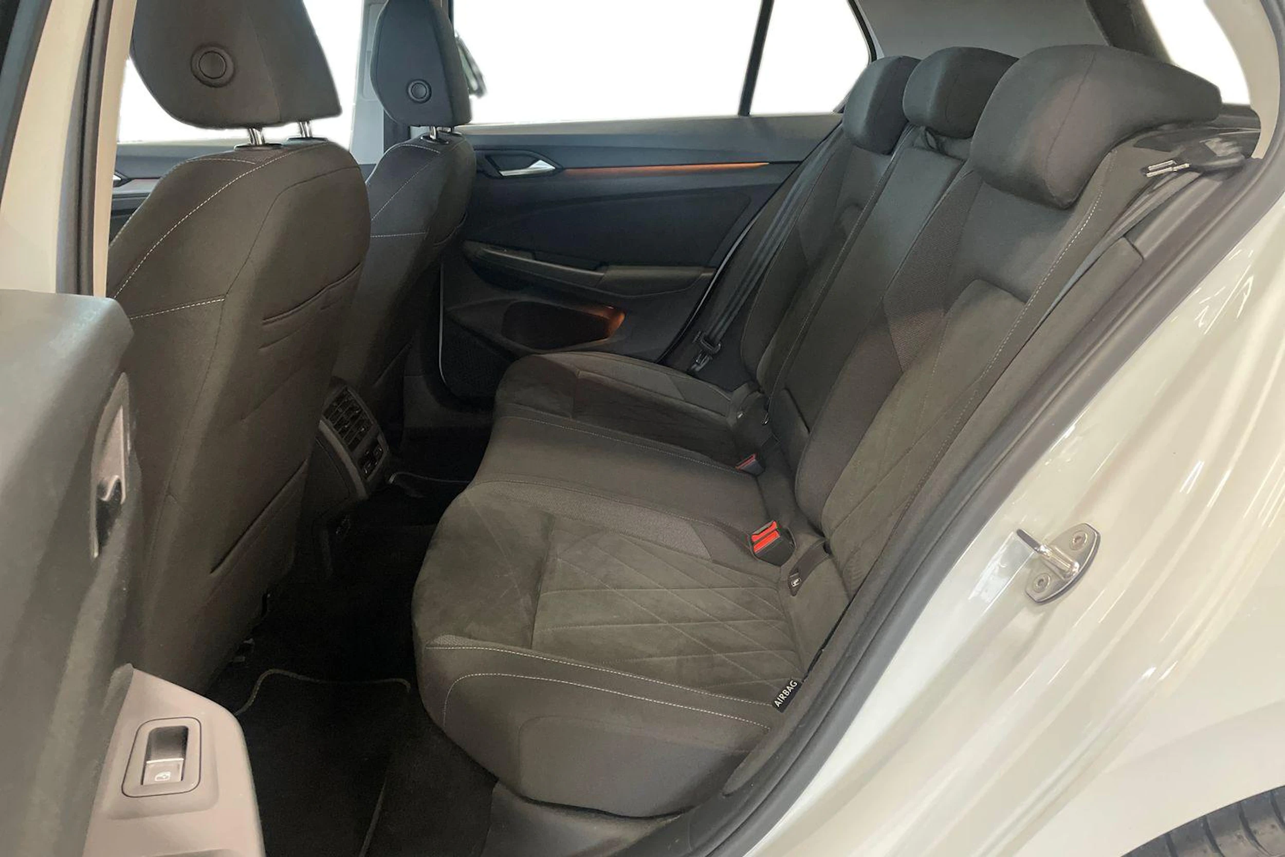 valkoinen Volkswagen Golf 2020 kuva 8.